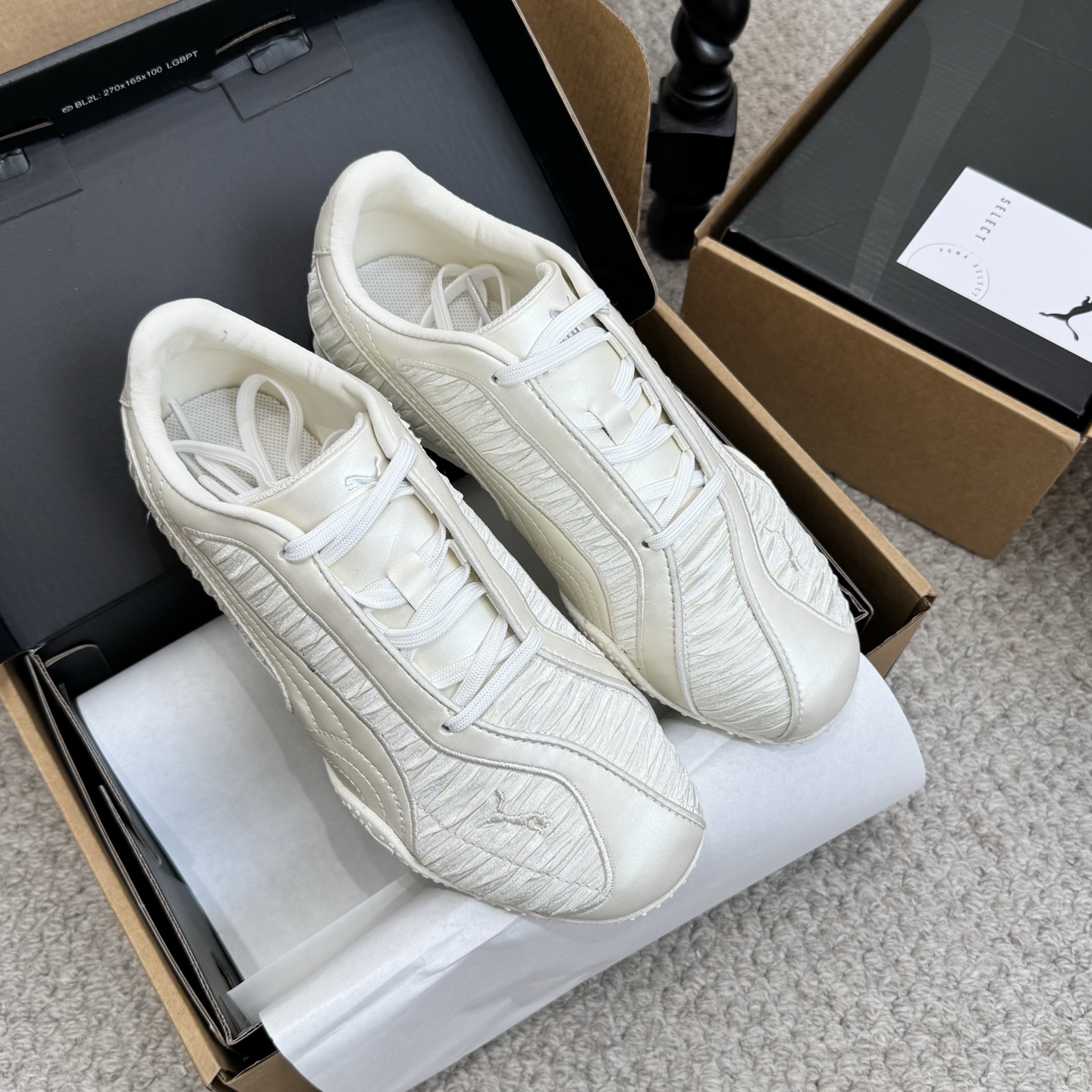 NO:669774,Casual style PUMA sports-style casual shoes with retro pleated design. Following the design route of retro football shoes, it combines classic sports shoe styles with modern texture, which not only has a retro trendy feel, but also can be worn for daily wear. The upper is made of textured embossed material, with bright splicing, which is visually layered and has a high-quality texture; the black and white colors are simple and versatile.  Low top + streamlined shoe body, shoe shape is more pedicure-oriented, retaining the comfort of sports style without looking bulky, suitable for daily wear with casual wear and light sports style. Flat bottom + soft sole, comfortable for walking; light body, taking into account the functionality of sports shoes and the casual sex of casual shoes. The upper is imported pearl calfskin/original cloth, the lining is mesh, the outsole is rubber outsole SIZE35-40, casual shoes/sports shoes, sneakers, cowhide19860909休闲款 PUMA 彪马复古褶皱设计运动风休闲鞋. 走复古足球鞋的设计路线,将经典运动鞋型与现代质感结合,既有复古潮流感,又能兼顾日常穿搭.鞋面采用纹理压纹材质,搭配亮面拼接,视觉上有层次且质感高级；黑白双色都是简约百搭款. 低帮+流线型鞋身,鞋型偏修脚,既保留了运动款的舒适感,又不会显得笨重,日常搭配休闲装、轻运动风都合适.平底+柔软鞋底,走路脚感舒适；鞋身轻便,兼顾了运动鞋的功能性和休闲鞋的随性感. 鞋面进口珍珠小牛皮/原版布 内里网里 大底橡胶大底 SIZE35-40,休闲鞋/运动鞋,sneakers,cowhide,Women's Shoes