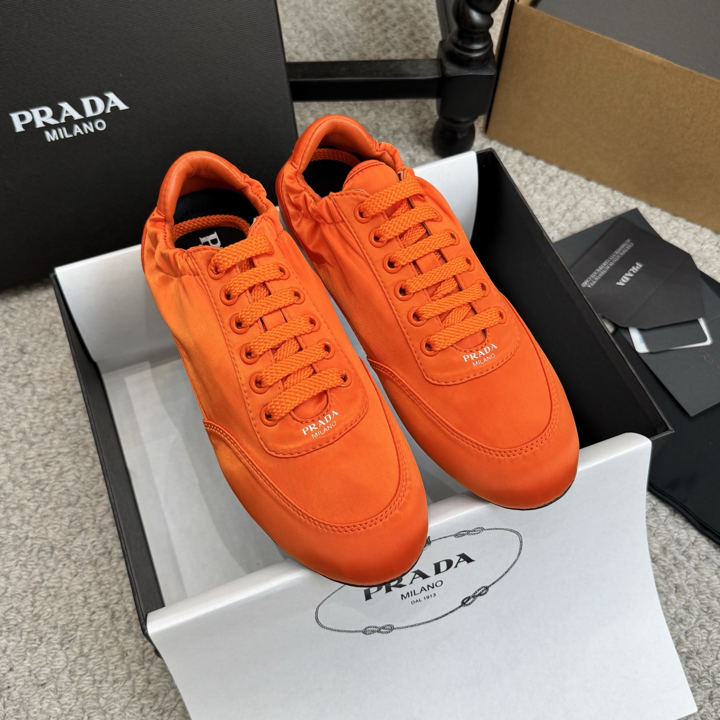 NO:669772,Casual style Prada 26ss new style, new catwalk slip-on slip-on shoes, official spring and summer catwalk new style of Dexun shoes, fashionable and versatile, can be salty or sweet, and not abrasive at all. Whether worn barefoot or with socks, it is super age-reducing and super versatile!  Customized silk fabric for the upper, sheepskin lining for the feet, original rubber outsole for the sole, Size 35-40, casual shoes/sports shoes, prada, sneakers, sheepskin, real silk, socks19860909休闲款 Prada 26ss新款 走秀新款一脚蹬懒人鞋 德训鞋官方春夏走秀新款,时髦百搭·即可咸又可甜·一点也不磨脚 无论光脚穿还是搭配袜子穿都超级减龄 超级无敌百搭！ 鞋面定制真丝布料 内里垫脚羊皮 鞋底原版橡胶大底 Size35-40,休闲鞋/运动鞋,prada,sneakers,sheepskin,real silk,socks,Women's Shoes