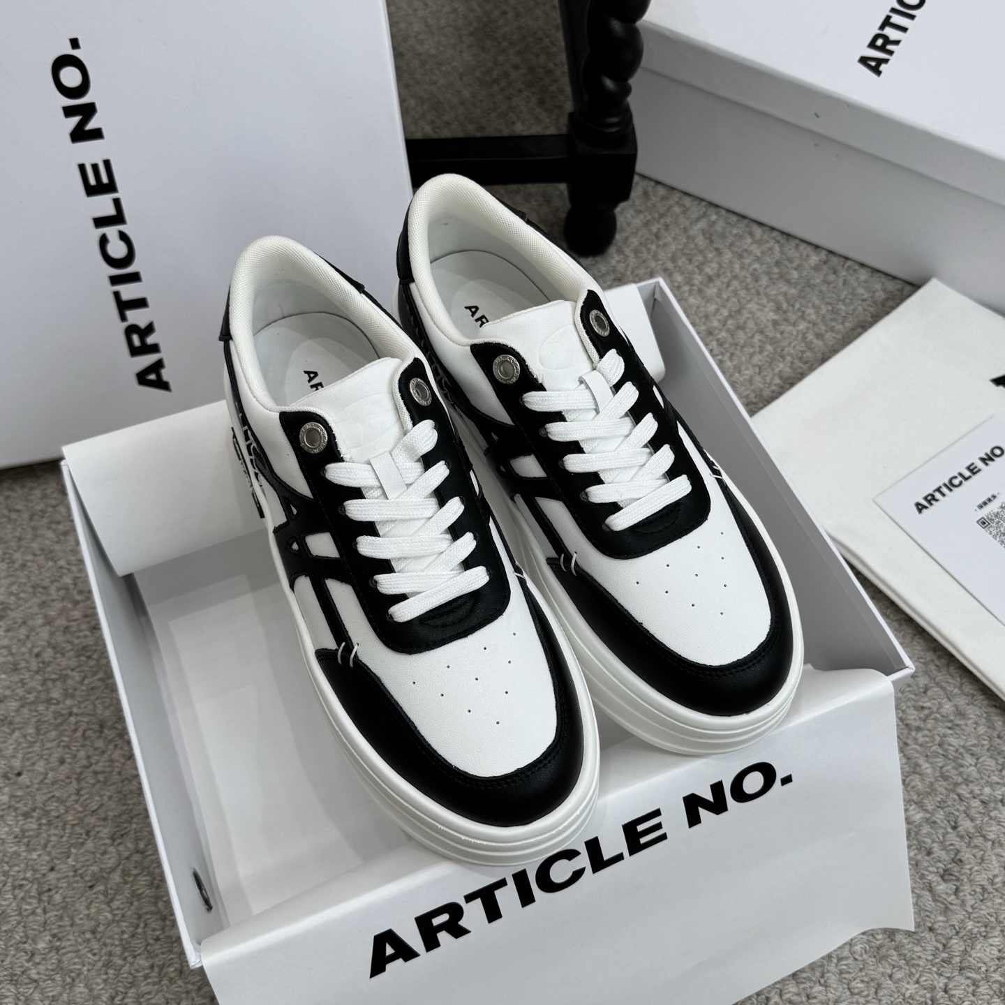 NO:669776,The niche style ARTICLE N2026 thick-soled skate shoes and white casual shoes. Rooted in the West Coast skate culture, it combines retro elements with modern street style, focusing on simple and unobtrusive design; the upper is made of genuine leather and integrated with environmentally friendly materials, taking into account both texture and sustainability; the thick sole uses a light rubber formula to reduce the feeling of wearing weight while improving anti-slip and wear resistance. Two classic colors of pure white and black and white panda color matching are launched, and the low-top silhouette is suitable for wearing in many scenes;  The 5cm thick sole design has its own anti-aging effect. The upper breathable holes + soft elastic insole enhance the foot feel. The brand logo on the side of the shoe is low-key and highly recognizable; upper cowhide leather lining sheepskin outsole foam outsole sole thickness 5cm size: 35-40, casual shoes/sports shoes, sneakers, cowhide, sheepskin19860909小众款 ARTICLE N2026厚底板鞋小白鞋休闲鞋. 根植于西海岸滑板文化,将复古元素与现代街头风格融合,主打简约不张扬的设计；鞋面采用真皮拼接,融入环保材料,兼顾质感与可持续性； 厚底采用轻型橡胶配方,降低穿着负重感,同时提升防滑与耐磨性.推出纯白、黑白熊猫拼色两款经典配色,低帮轮廓适配多场景穿搭； 5cm厚底设计自带**效果,鞋面透气孔+软弹内底提升脚感,鞋侧品牌标识低调且辨识度强； 鞋面牛皮 内里羊皮 大底发泡大底 底厚5cm size :35-40,休闲鞋/运动鞋,sneakers,cowhide,sheepskin,Women's Shoes