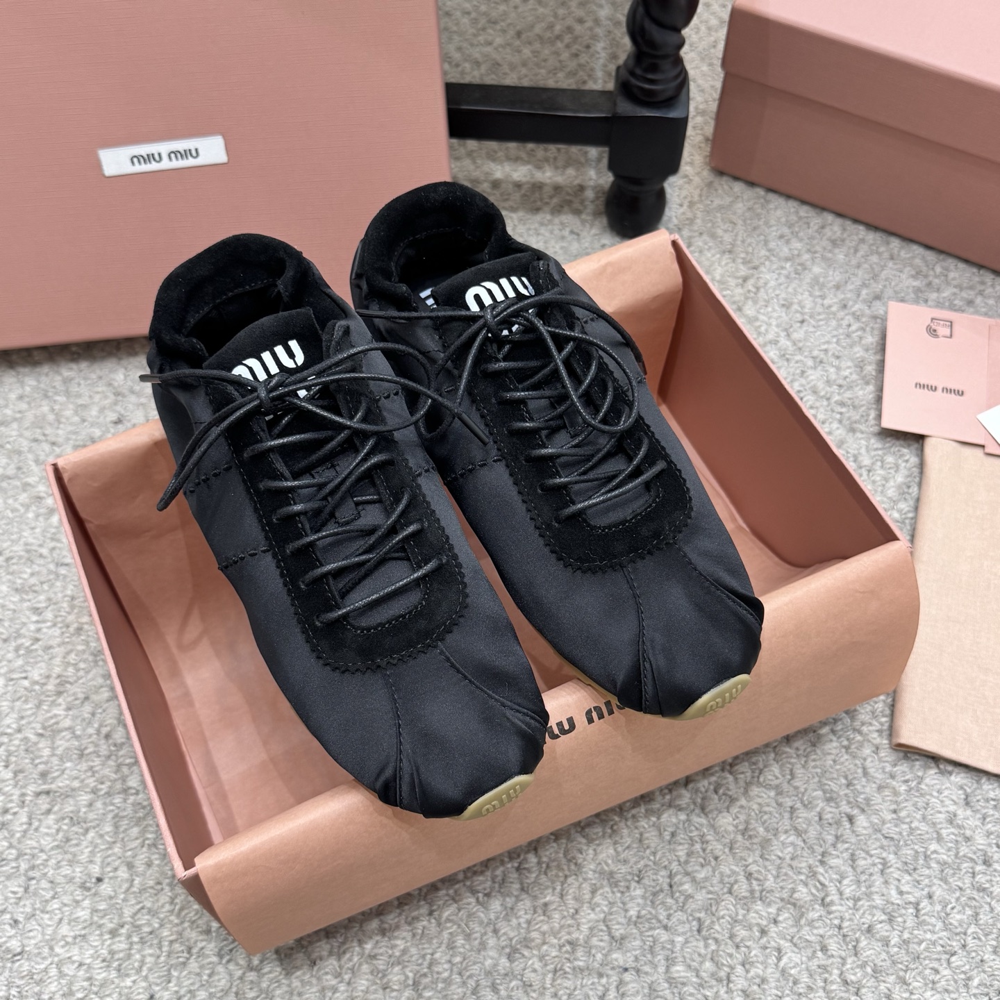 NO:694523,Casual style MiuMiu Miu Miujia 2026ss spring and autumn catwalk style lace-up canvas shoes Moral training shoes casual shoes This lace-up casual sports shoes has a proper American casual style ~ a must-choose for daily wear! It’s a perfect piece that looks great on the feet, is comfortable, classic and versatile! Fabric imported special canvas, breathable fabric lining, outsole original molded rubber outsole Size35-40, ballet shoes, miumiu, sneakers19860909休闲款 MiuMiu繆繆家2026ss春秋走秀款 系带帆布鞋德训鞋休闲鞋 这款系带休闲运动鞋妥妥的美式休闲风格～ 日常穿着必选！ 上脚超级好看舒适经典百搭的绝绝子单品！ 面料进口特殊帆布 内里透气布料 大底原版开模橡胶大底 Size35-40,芭蕾舞鞋,miumiu,sneakers,Women's Shoes