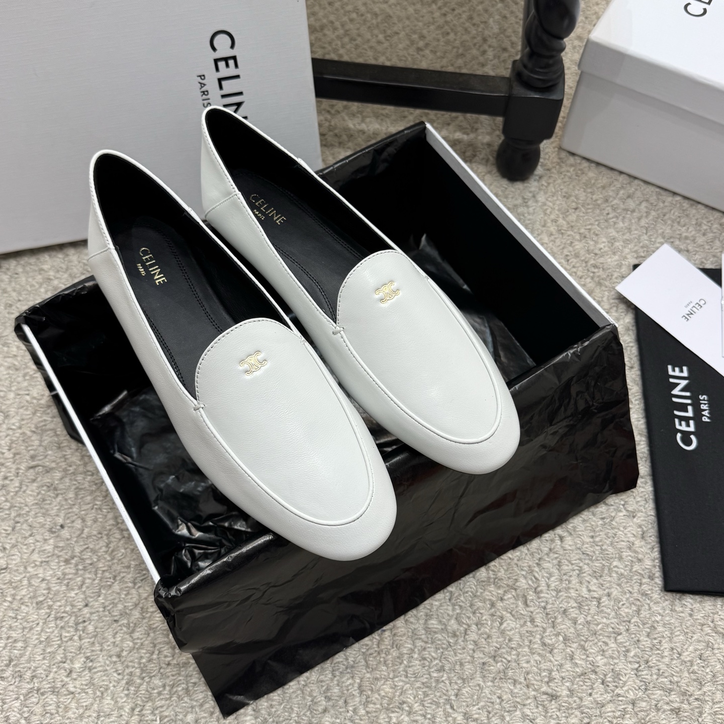 NO:694512,Loafers Celine/Celine 26WF new Arc de Triomphe heel loafers When the lazy tone of the Left Bank of Paris collides with the casual trend, this pair of loafers takes the classic shoe shape as the bone and the heel as the soul. The soul of the shoe body is undoubtedly the iconic Arc de Triomphe logo. The neat lines replicate the architectural edges and corners of the Arc de Triomphe in Paris. They are clear but not stiff and are integrated with the upper material. Every detail hides the century-old heritage of CELINE. This symbol is never a label to show off.  It is a silent declaration of the independent character of contemporary women, writing the elegance and freedom of contemporary women, making every step a gentle encounter of French romance. The fabric is made of original customized leather, and the lining and toes are all sheepskin. The soles are genuine leather outsole imported from Italy, size 35-40, loafers, celine, celine, loafers, sheepskin, Leather soles19860909乐福鞋 Celine/赛琳26WF新品凯旋门踩跟乐福鞋 当巴黎左岸的慵懒腔调碰撞随性风潮 这双乐福鞋以经典鞋型为骨 以踩跟为魂 鞋身灵魂当属标志性凯旋门标识 线条利落复刻巴黎凯旋门建筑棱角 清晰不生硬 与鞋面材质浑然一体 每一处细节都藏着CELINE的百年底蕴 这枚符号从不是炫耀的标签 是当代女性独立风骨的无声宣言 书写当代女性的优雅与自在 让每一步成为法式浪漫的温柔邂逅. 面料采用原版定制皮料 内里踮脚均为羊皮 鞋底意大利进口真皮大底 size35-40,乐福鞋,celine,celine,loafers,sheepskin,Leather soles,Women's Shoes