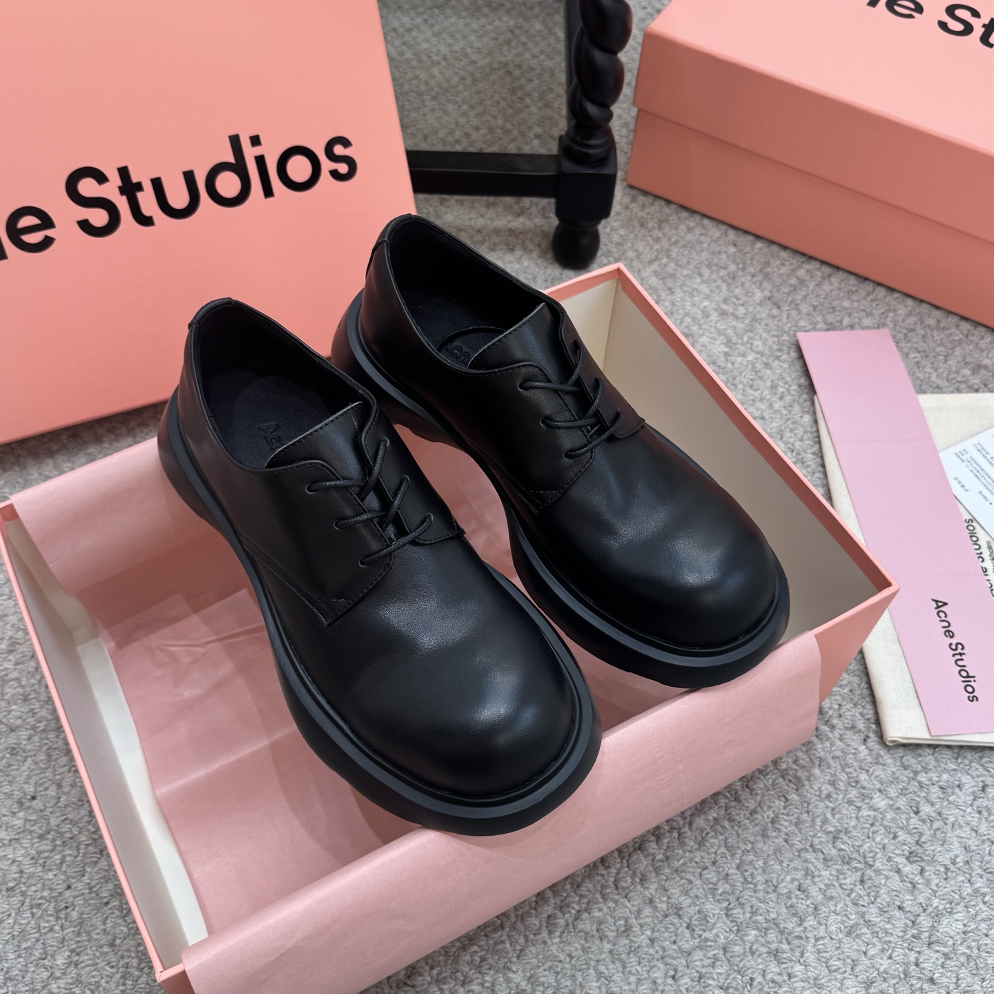 NO:694507,Big-toe shoes Acne Studio26ss thick-soled big-toe derby shoes adopt a rounded big-toe + thick-soled derby shoe shape, with full toe lines and a simple lace-up opening and closing design, which weakens the formal feeling of traditional derby shoes and adds street and casual temperament; the thick-soled outline can also achieve an increase of about 5.5cm, optimizing body proportions. Continuation of Acne  Studios' Nordic minimalist design style abandons complicated decoration and highlights the sense of luxury with materials and styles; the brand logo is printed on the inside of the shoe, and the brand recognition is highlighted in every detail. The shoe shape takes into account both formal and casual scenes, and can be matched with trousers, jeans, casual skirts, etc. The foot feels soft and the sole is non-slip and wear-resistant, making it practical for daily wear. Cowhide upper, sheepskin lining, foam outsole, size 35-40, heel height 4cm, loafers, Acne  studios,dior,loafers,skirts,cowhide,sheepskin19860909大头鞋 Acne Studio26ss厚底大头德比鞋 采用圆润大头+厚底的德比鞋型,鞋头线条饱满,搭配简约的系带开合设计,弱化了传统德比鞋的正式感,增添街头与休闲气质；厚底轮廓还能实现约5.5cm的增高效果,优化身形比例. 延续Acne Studios的北欧极简设计风格,摒弃复杂装饰,以材质和版型凸显高级感；鞋内印有品牌标识,细节处彰显品牌辨识度.鞋型兼顾正式与休闲场景,可搭配西裤、牛仔、休闲裙装等,脚感柔软且鞋底防滑耐磨,日常穿着实用性强. 鞋面牛皮 内里羊皮 大底发泡大底 size35-40码 跟高4cm,乐福鞋,acne studios,dior,loafers,skirts,cowhide,sheepskin,Women's Shoes