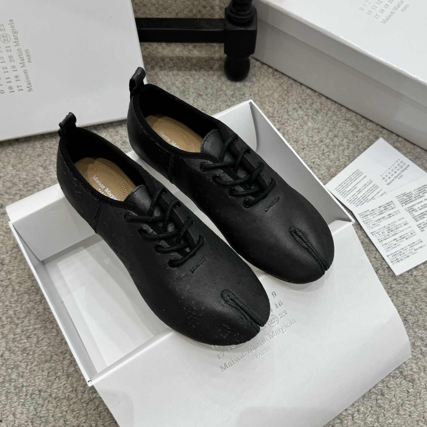 NO:694483,High-end version of niche sheepskin nubuck Maison Marginal 26 spring and summer new split-toe hollow shoes. Marginal designers are so talented. They use lycra and soft and delicate sheepskin as design elements to create shoes. The hollow shoes are capable and exquisite, and paired with short skirts. Sexy personality. Fabric sheepskin. Lining sheepskin. Sheepskin foot pads. Heel height: flat. Italian imported genuine leather outsole.  Size: 35-39 (40 customized), split-toe shoes, masion margiela, skirts, sheepskin, Leather soles19860909小众款高版本羊皮磨砂皮 Maison Marginal马吉拉26春夏新品分脚趾中空鞋 马吉拉设计师太有才了 、采用了莱卡布碰撞柔软细腻的羊皮作为设计元素打造鞋品 中空鞋干练精致 、搭配短裙 性感个性 面料羊皮 内里羊皮 羊皮垫脚 跟高:平底 意大利进口真皮大底 码数:35-39（40定做),分趾鞋,masion margiela,skirts,sheepskin,Leather soles,Women's Shoes