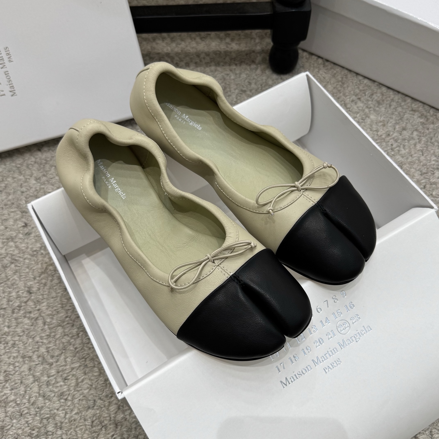 NO:694479,High-end version of niche model Maison Marginal 26 new spring and summer split-toe hollow shoes. Marginal designers are so talented. They use Lycra and soft and delicate sheepskin as design elements to create shoes. The hollow shoes are capable and exquisite, and match with short skirts. Sexy personality. Fabric sheepskin. Lining sheepskin. Sheepskin foot pads. Heel height: flat. Italian imported genuine leather outsole. Size: 35-39 (40 customized), split-toe shoes, masion.  margiela,skirts,sheepskin,Leather soles19860909小众款高版本 Maison Marginal马吉拉26春夏新品分脚趾中空鞋 马吉拉设计师太有才了 、采用了莱卡布碰撞柔软细腻的羊皮作为设计元素打造鞋品 中空鞋干练精致 、搭配短裙 性感个性 面料羊皮 内里羊皮 羊皮垫脚 跟高:平底 意大利进口真皮大底 码数:35-39（40定做),分趾鞋,masion margiela,skirts,sheepskin,Leather soles,Women's Shoes