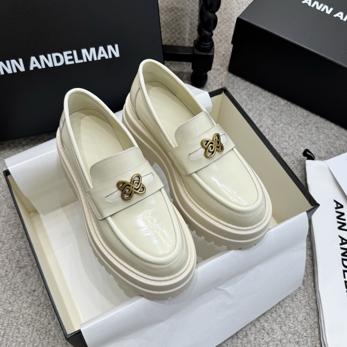 NO:694493,Thick-soled model ANN 2026 new thick-soled loafers. It’s hard not to love them. The new ones have exquisite buckles. I really like them. Sisters, they are right. They really show off the slim legs and are very versatile. The thick soles are really amazing. Size 35-40. Upper cowhide leather outsole. Original molded outsole, loafers, loafers, cowhide.19860909厚底款 ANN 2026新款厚底乐福鞋 很难不爱 新品带有精致扣啦 真的好喜欢啊啊啊啊啊啊 姐妹们冲就对了 真的很显腿细 也很百搭 厚底真的是绝了 码数35-40 鞋面牛皮 大底原版开模大底,乐福鞋,loafers,cowhide,Women's Shoes