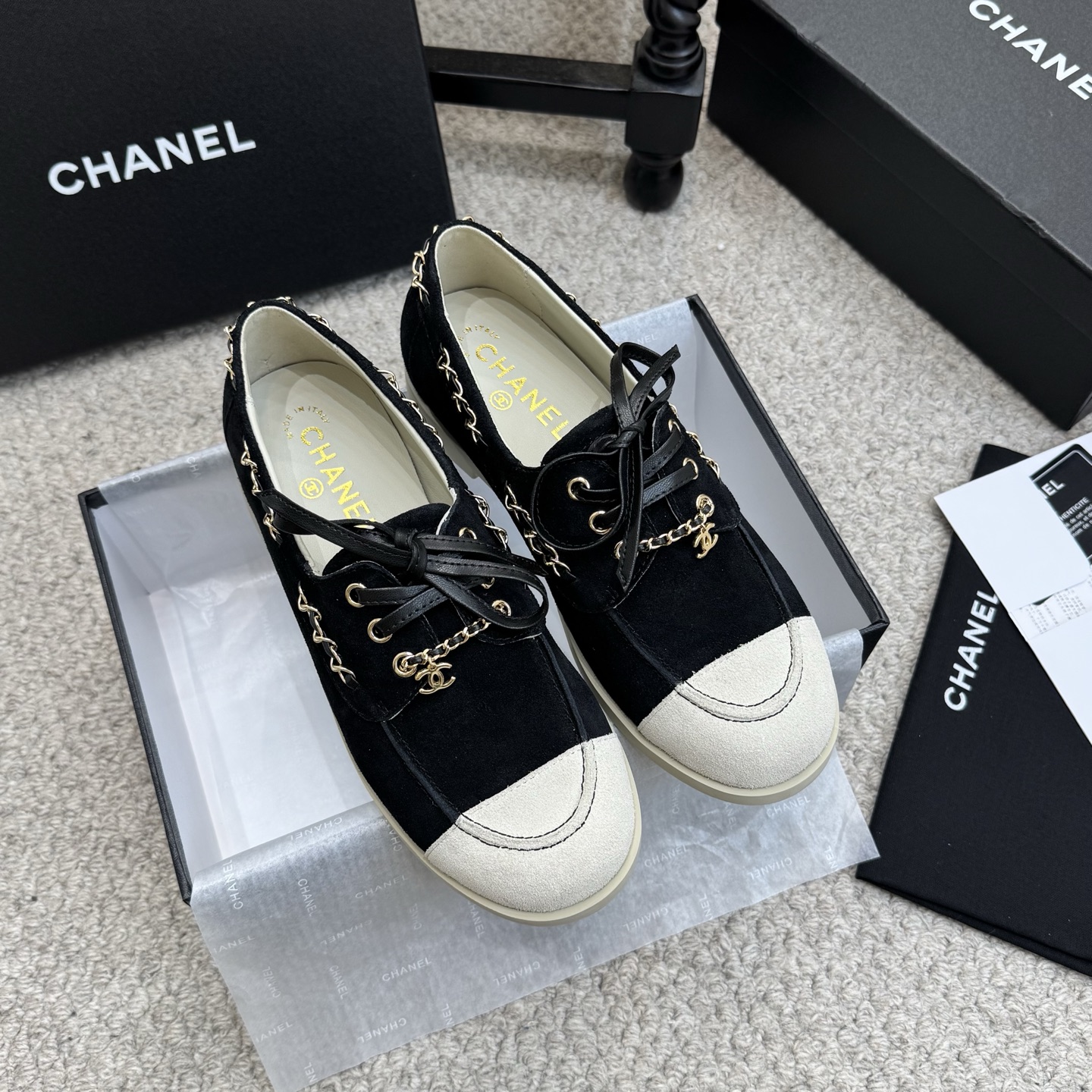 NO:694468,Loafers Chanel 26C early spring new color-blocked suede loafers. The soles are super soft and extremely comfortable. My feet don't hurt when I walk thousands of steps every day. Xiaoxiang's flat casual shoes can be said to be the most designed shoes in recent years. The clever choice of leather chain is unique and unique. I fell in love with it at first sight. The suede color-blocked shoes are versatile for daily use. The most important thing is that they use soft soles. They are super comfortable and easy to wear. You will be surprised as soon as you try them on your feet.  It is a rare shoe that combines comfort, style and versatility so well. The upper is cow suede, the lining is sheepskin, the sole is molded and wear-resistant, and the rubber outsole is Size 35-40, loafers, chanel, chanel, loafers, sheepskin, chamois leather.19860909乐福鞋 Chanel 香奈儿26C早春新款拼色麂皮乐福鞋 鞋底超软 无比舒适的豆豆鞋 日行万步脚不疼 小香这双平底休闲鞋 可以说是这几年最具设计感的鞋子了 巧妙选用皮穿链条个性别致 一眼就爱上 麂皮拼色 日常又百搭 最最主要是选用了柔软的鞋底 超级舒服好穿 只要上脚试穿都会很惊喜 是难得将舒适 洋气 百搭融合得这么好的一款鞋 鞋面牛反绒 内里羊皮 鞋底开模耐磨生胶大底 Size35-40,乐福鞋,chanel,chanel,loafers,sheepskin,chamois leather,Women's Shoes