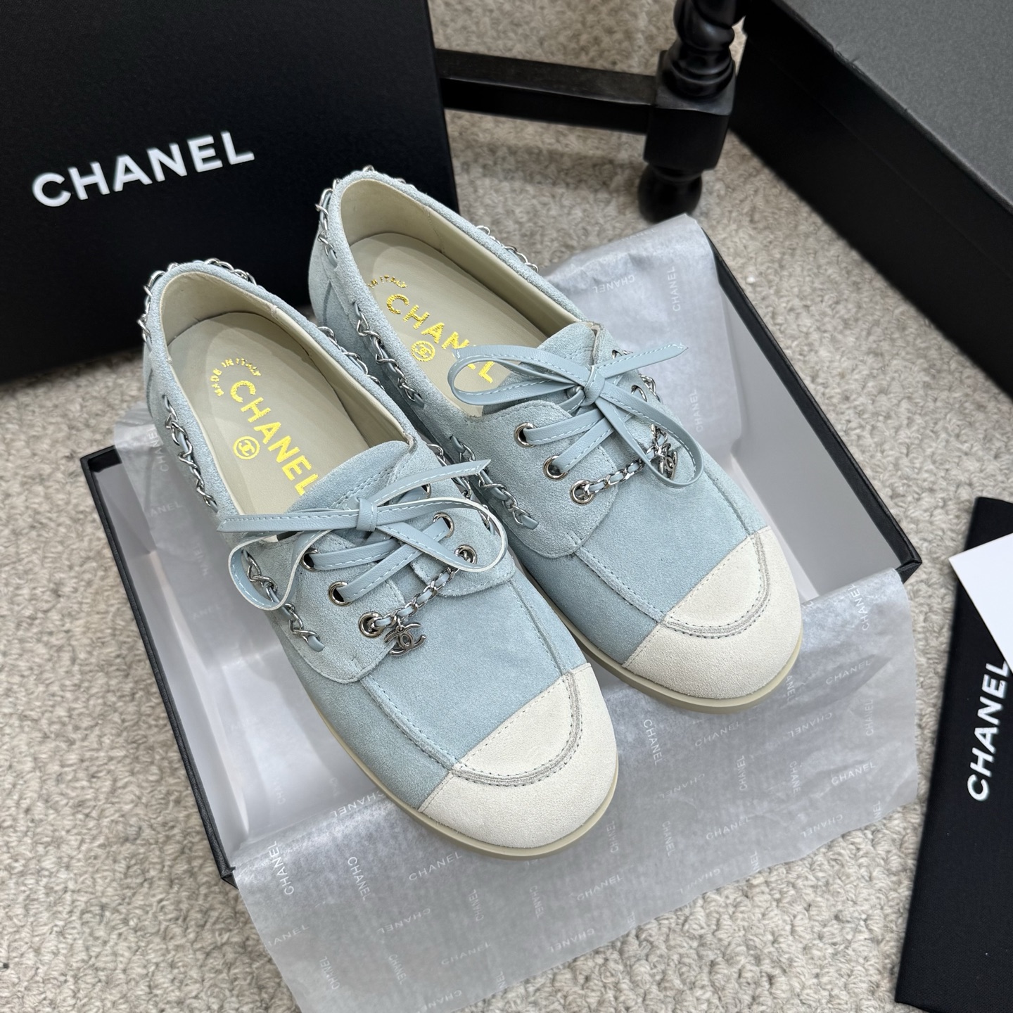 NO:694475,Loafers Chanel 26C early spring new color-blocked suede loafers. The soles are super soft and extremely comfortable. My feet don't hurt when I walk thousands of steps every day. Xiaoxiang's flat casual shoes can be said to be the most designed shoes in recent years. The clever choice of leather chain is unique and unique. I fell in love with it at first sight. The suede color-blocked shoes are versatile for daily use. The most important thing is that they use soft soles. They are super comfortable and easy to wear. You will be surprised as soon as you try them on your feet.  It is a rare shoe that combines comfort, style and versatility so well. The upper is cow suede, the lining is sheepskin, the sole is molded and wear-resistant, and the rubber outsole is Size 35-40, loafers, chanel, chanel, loafers, sheepskin, chamois leather.19860909乐福鞋 Chanel 香奈儿26C早春新款拼色麂皮乐福鞋 鞋底超软 无比舒适的豆豆鞋 日行万步脚不疼 小香这双平底休闲鞋 可以说是这几年最具设计感的鞋子了 巧妙选用皮穿链条个性别致 一眼就爱上 麂皮拼色 日常又百搭 最最主要是选用了柔软的鞋底 超级舒服好穿 只要上脚试穿都会很惊喜 是难得将舒适 洋气 百搭融合得这么好的一款鞋 鞋面牛反绒 内里羊皮 鞋底开模耐磨生胶大底 Size35-40,乐福鞋,chanel,chanel,loafers,sheepskin,chamois leather,Women's Shoes