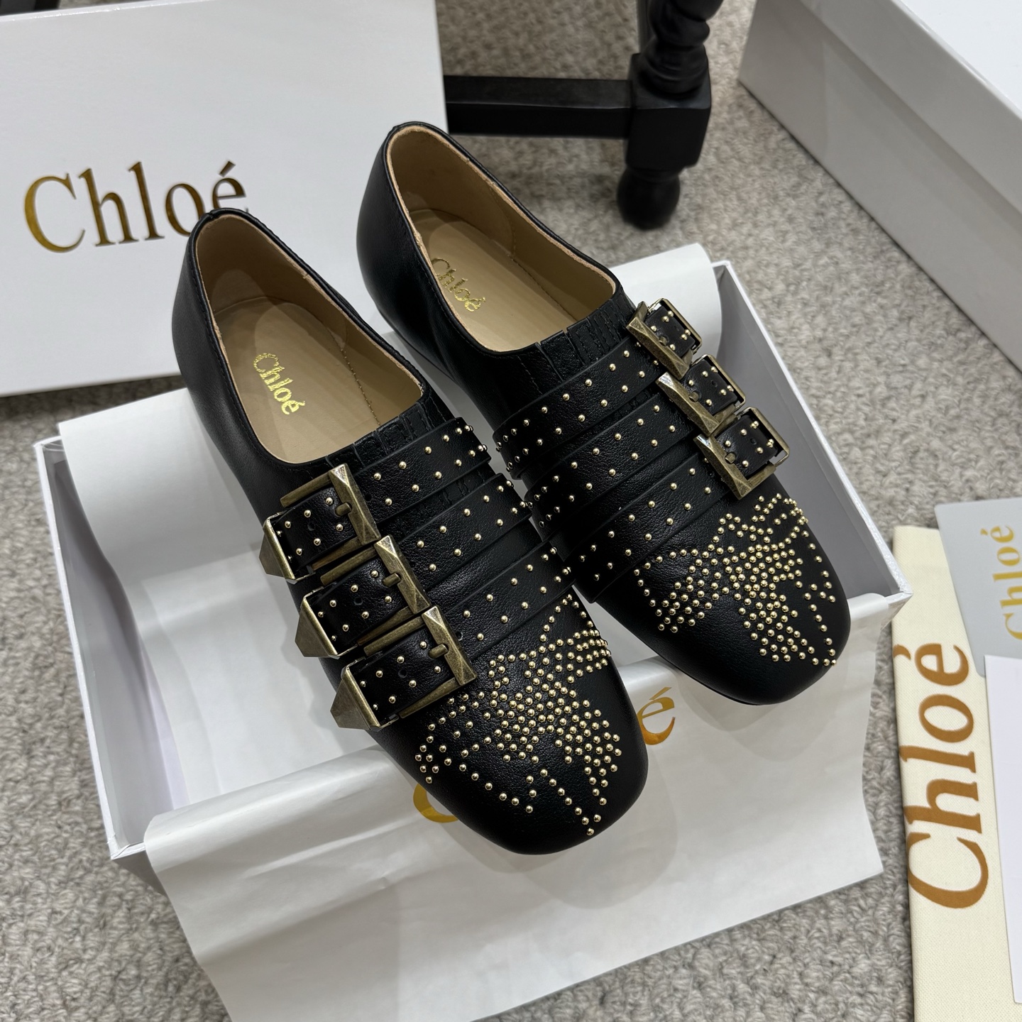 NO:706721,Fashion model Chloe 26 spring and summer latest rivet fashion loafer... Super popular with many celebrity internet celebrities. An indispensable matching item in spring and summer. Super popular thin sole design. Brand logo embellishment. The upper foot is very attractive and fashionable and sports style. Show your elegance in your way. Lightweight and slim. Fabric cowhide/rivets. Sheepskin lining. Outsole. Genuine leather outsole.  Size35-40,loafers,chloe,loewe,loafers,cowhide,sheepskin,Leather soles19860909时尚款 Chloe蔻依26春夏最新款铆钉时尚乐福鞋... 超多明星网红种草 春夏不可缺少的搭配单品 超火的薄底设计 品牌logo点缀 上脚极具吸引时髦运动风尚 以你的方式彰显你的优雅 轻便 显瘦 面料牛皮/铆钉 内里羊皮 大底真皮大底 Size35-40,乐福鞋,chloe,loewe,loafers,cowhide,sheepskin,Leather soles,Women's Shoes