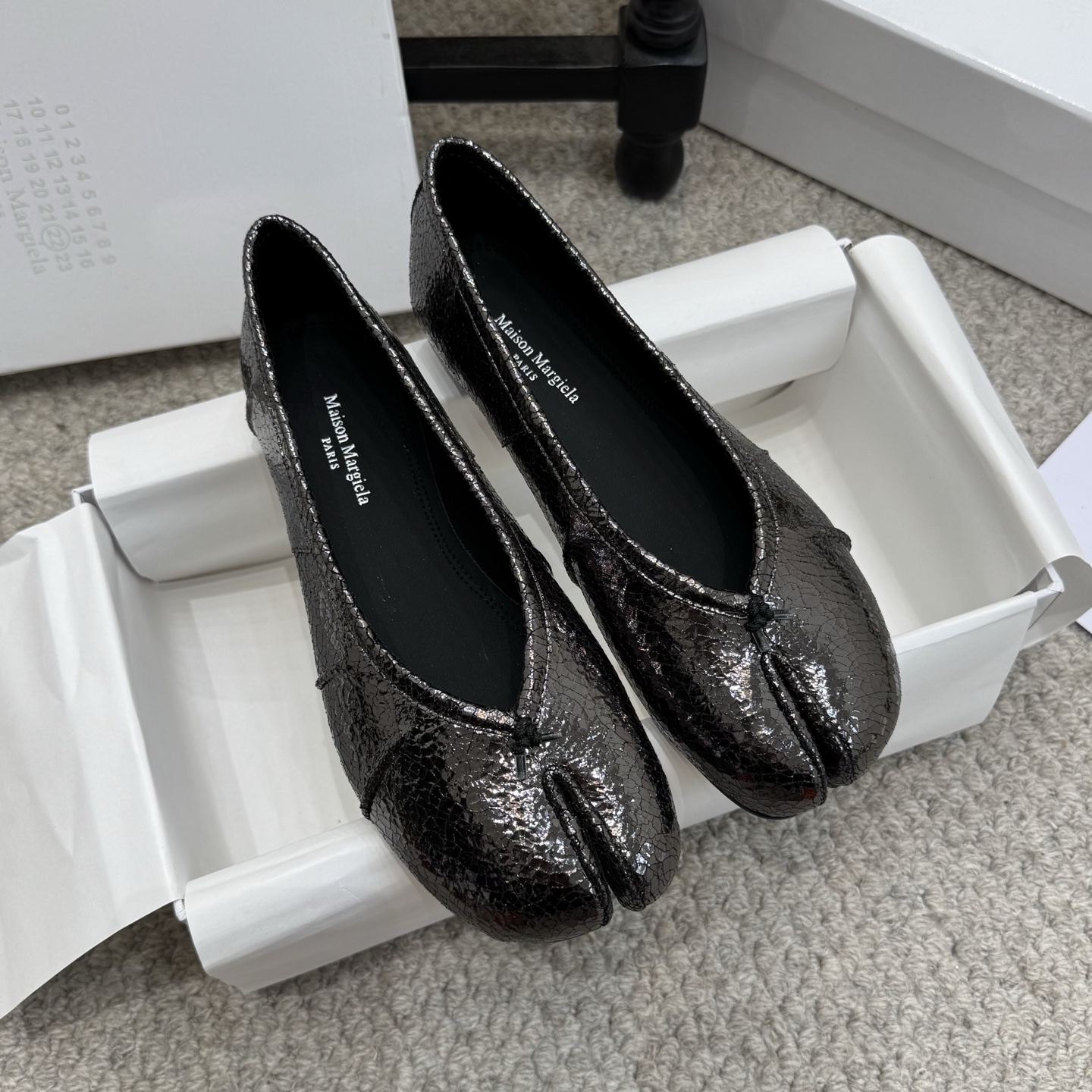 NO:750210,Classic model (flat bottom about 1cm) Maison Margiela 2026ss Margiela exclusive new product, the highest version buyer. Original molded double-layer leather sole. The original lasted shoe is very generous and can be easily matched with various styles. The good news for short legs. The upper body becomes longer legs in an instant. The upper body is not constrained by conventions, and you can be yourself as you like~ Fried chicken on the feet is soft and comfortable. The upper is imported original genuine leather, the lining is sheepskin, and the outsole is original Italian leather sole.  Size35-41 (customized at 40.41), split-toe shoes, sheepskin19860909经典款(平底约1cm) Maison Margiela 2026ss玛吉拉独家新品最高版本买手. 原版开模双层真皮鞋底 原版套楦鞋型很大方 搭配各种风格都轻松驾驭 小短腿的福音 上身瞬间秒变大长腿 上脚不被常规所拘束,随心所欲做自己～上脚炒鸡柔软舒适 鞋面进口原版真皮 内里羊皮 大底原版意大利真皮底 Size35-41（40.41定做）,分趾鞋,sheepskin,Women's Shoes