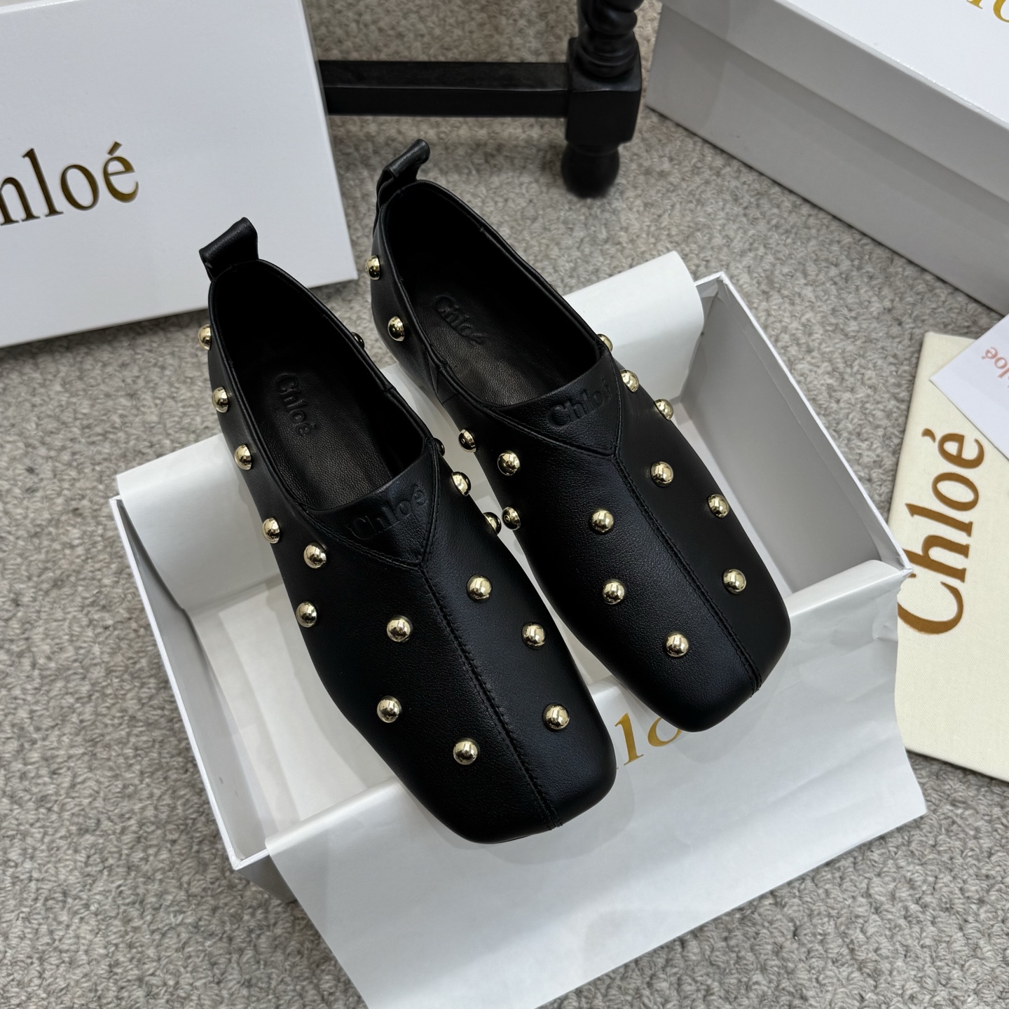 NO:790014,Fashionable Chloe's latest style handmade rivet shoes are here!  All the craftsmanship and materials are consistent with the original ones. It is definitely a pair that is durable and durable and a must-have for walking around the world!  !  Versatile Korean version Fabric: Cowhide Leather outsole Size: 35-40, loafers and half slippers, chloe, loewe, loafers, cowhide, Leather soles19860909时尚款 Chloe（克洛伊）最新的款式纯手工铆钉单鞋来了！ 所有的工艺与材质原版一致 绝对是一双耐穿耐看行走江湖必备利器！！百搭韩版 面料:牛皮 大底真皮大底 Size:35-40,乐福鞋半拖,chloe,loewe,loafers,cowhide,Leather soles,Women's Shoes