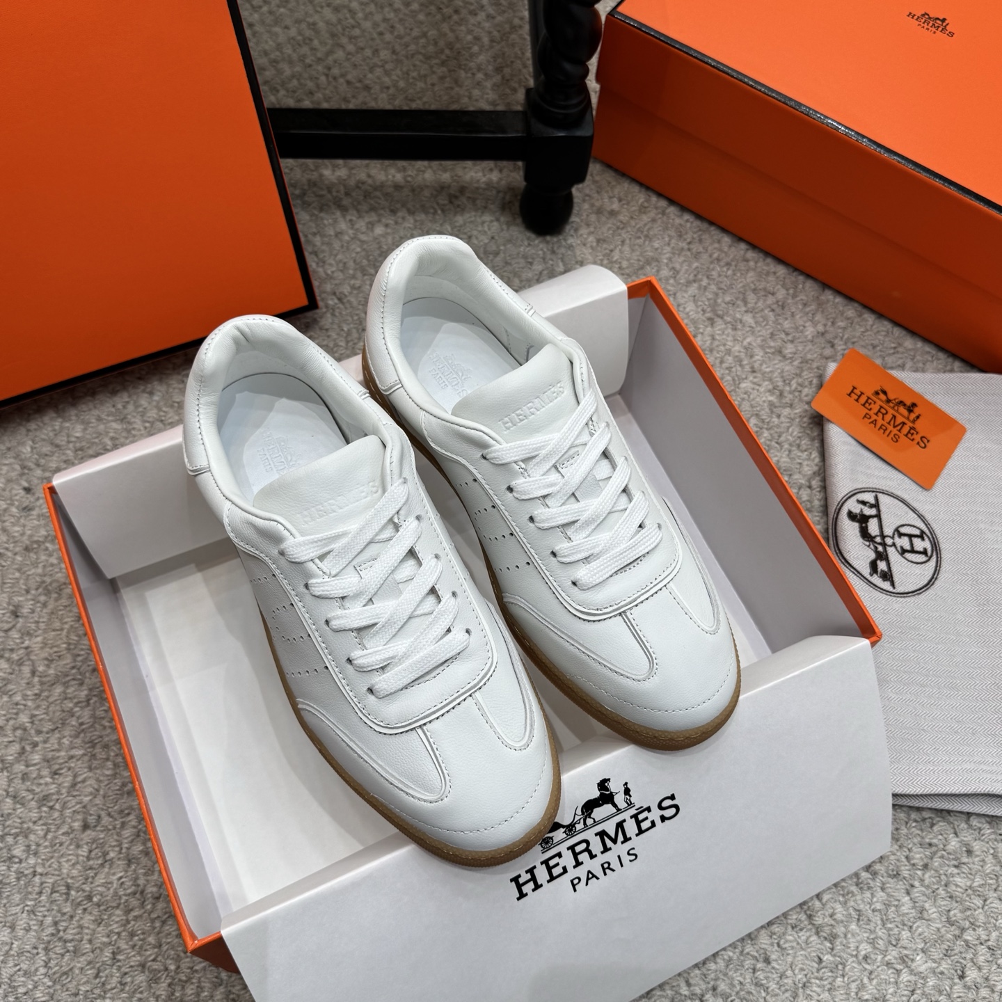 NO:747319,Casual HERMES 2026 early spring new casual sports breathable lace-up flat low-top shoes are simply the perfect companion for daily commuting and leisure time all year round!  The shoe shape is designed according to the original version. It is highly tolerant and comfortable, light and non-picky. It is simple, elegant and versatile, especially the classic H logo on the side. People can recognize it at a glance as a masterpiece of Hermès and show your extraordinary taste. The sole is made of the original open-molded anti-slip rubber outsole. The anti-slip texture design doubles the friction. The upper foot is comfortable, wear-resistant and practical. Whether it is daily commuting or leisure time, you can easily cope with it. The fabric is original and customized imported first-layer cowhide.  Imported soft sheepskin lining, original molded non-slip rubber sole, size 35-40, casual shoes/sports shoes, hermes, hermes, sneakers, cowhide, sheepskin19860909休闲款 HERMES 爱马仕2026早春新款休闲运动透气系带平底低帮鞋 简直就是一年四季日常通勤、休闲时光的绝佳伴侣！ 鞋子按照原版打版调试的鞋型,整体包容性强 上脚舒适轻便不挑脚,简约大气又百搭,特别是侧边的经典H侧标志,让人一眼就能认出这是爱马仕的杰作,彰显你的不凡品味. 鞋底采用的是原版开模防滑橡胶大底,防滑纹理设计加持摩擦力加倍,上脚舒适耐磨又实穿,无论是日常通勤还是休闲时光,都能让你轻松应对. 面料原版定制进口头层牛皮 内里进口柔软羊皮 鞋底原版开模防滑橡胶材质 尺码35-40,休闲鞋/运动鞋,hermes,hermes,sneakers,cowhide,sheepskin,Women's Shoes