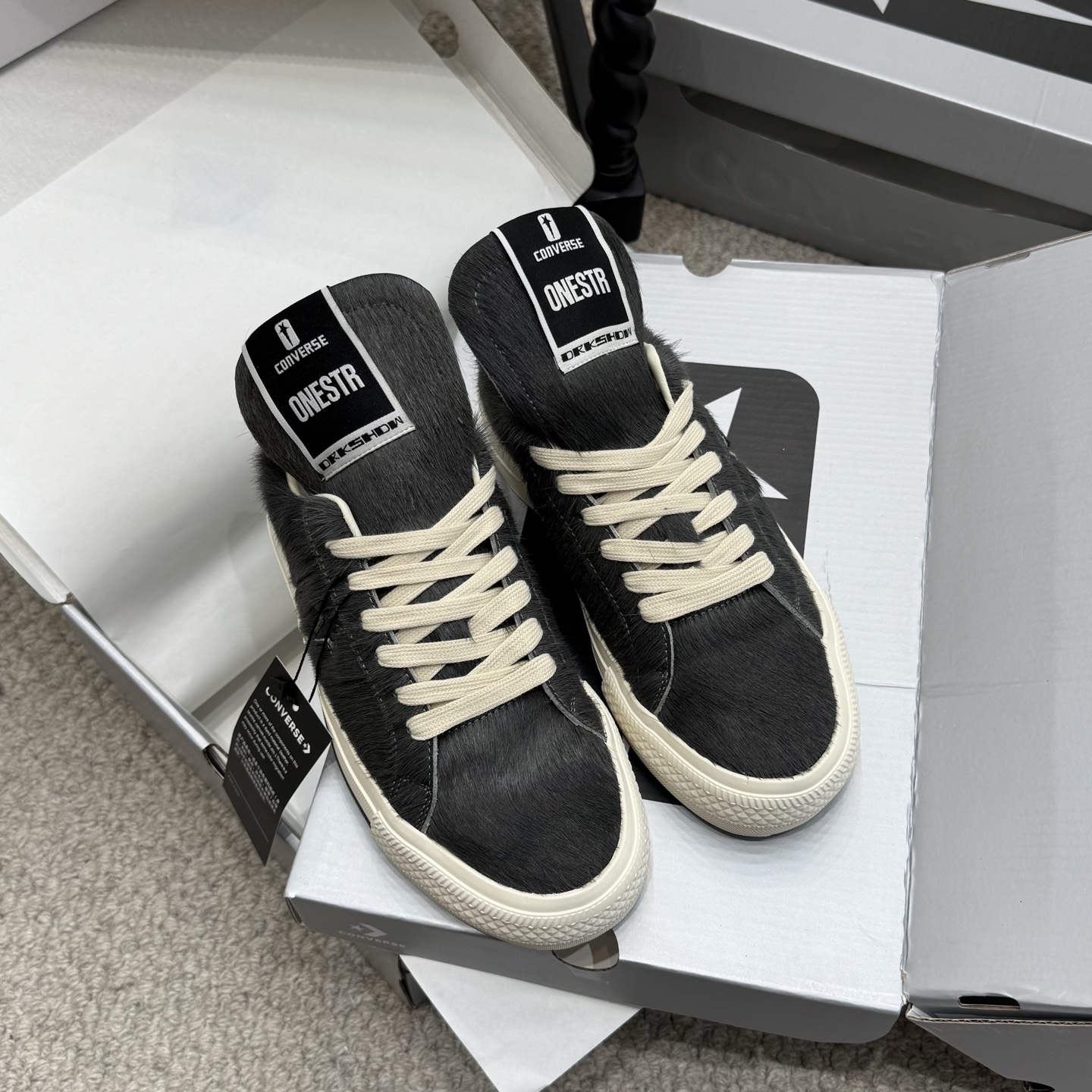 NO:747165,Couple model Converse One Star 26ss new horse hair series sneakers and casual shoes. The shoe body is made of soft horse hair material, which is smooth to the touch and has a delicate luster. It will form a unique texture patina as it is worn, and the texture will become more and more textured as it wears. It not only retains Converse's street genes, but also adds a luxurious texture, suitable for wearers who pursue individuality and pay attention to details.  The low-cut shoe style can be matched with jeans, suit pants, short skirts and other items. The mules are more suitable for creating a casual 'lazy style' look. It accurately follows the trend of Y2K and American retro in recent years, and is an 'atmosphere' item that is both recognizable and practical. Horsehair upper, sheepskin lining, rubber outsole, size 35-45 (40 for women, 45 for men, customization is not returnable)  Heel height 2.5cm, casual shoes/sports shoes, converse,versace,sneakers,skirts,jeans,business suit,sheepskin19860909情侣款Converse One Star 26ss新款马毛系列板鞋休闲鞋 鞋身采用柔软的马毛材质,触感顺滑且自带细腻光泽,随着穿着会形成独特的纹理包浆,越穿越有质感.既保留了Converse的街头基因,又增添了奢华质感,适合追求个性又注重细节的穿搭者. 低帮鞋型可搭配牛仔裤、西装裤、短裙等多种单品,穆勒款更适合打造随性的“懒人风”造型.精准踩中近年Y2K、美式复古的潮流趋势,是兼具辨识度与实穿性的“氛围感”单品. 鞋面马毛 内里羊皮 大底橡胶大底 size35-45码（女40.男45定制不退换） 跟高2.5cm,休闲鞋/运动鞋,converse,versace,sneakers,skirts,jeans,business suit,sheepskin,Women's Shoes