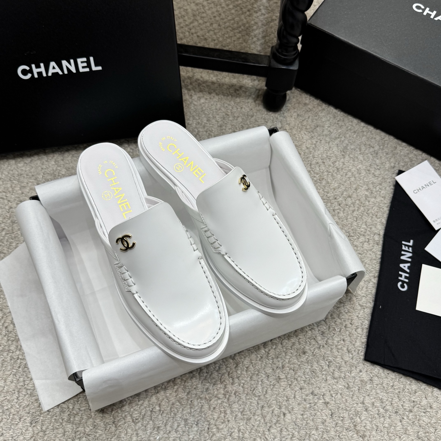 NO:789584,Popular slippers CHANE* | Xiaoxiang 26 early spring C British style double C loafer sandals. Lovers of loafers must not miss this style. This style has a more neutral and handsome temperament. The double C rhinestone hardware buckle looks particularly exquisite. It is easy to slip on and take off!  The upper is made of imported open-edge beads/Yangjing. The inner foot pad is made of high-grade sheepskin. The genuine leather outsole imported from Italy is Size 35-42, loafers and half slippers, chanel, loafers, sandals, slippers, sheepskin, sheep, Leather soles.19860909爆款拖鞋 CHANE* ｜小香26早春C英伦风双C乐福鞋凉鞋 此款乐福鞋爱好者绝不能错过 这款气质上更中性帅气几分 双C 水钻五金扣 显得格外精致 一脚蹬 穿脱真的不要太方便！ 鞋面采用进口开边珠/羊京 内里垫脚采用高级羊皮 意大利进口真皮大底 Size35-42,乐福鞋半拖,chanel,loafers,sandals,slippers,sheepskin,sheep,Leather soles,Women's Shoes