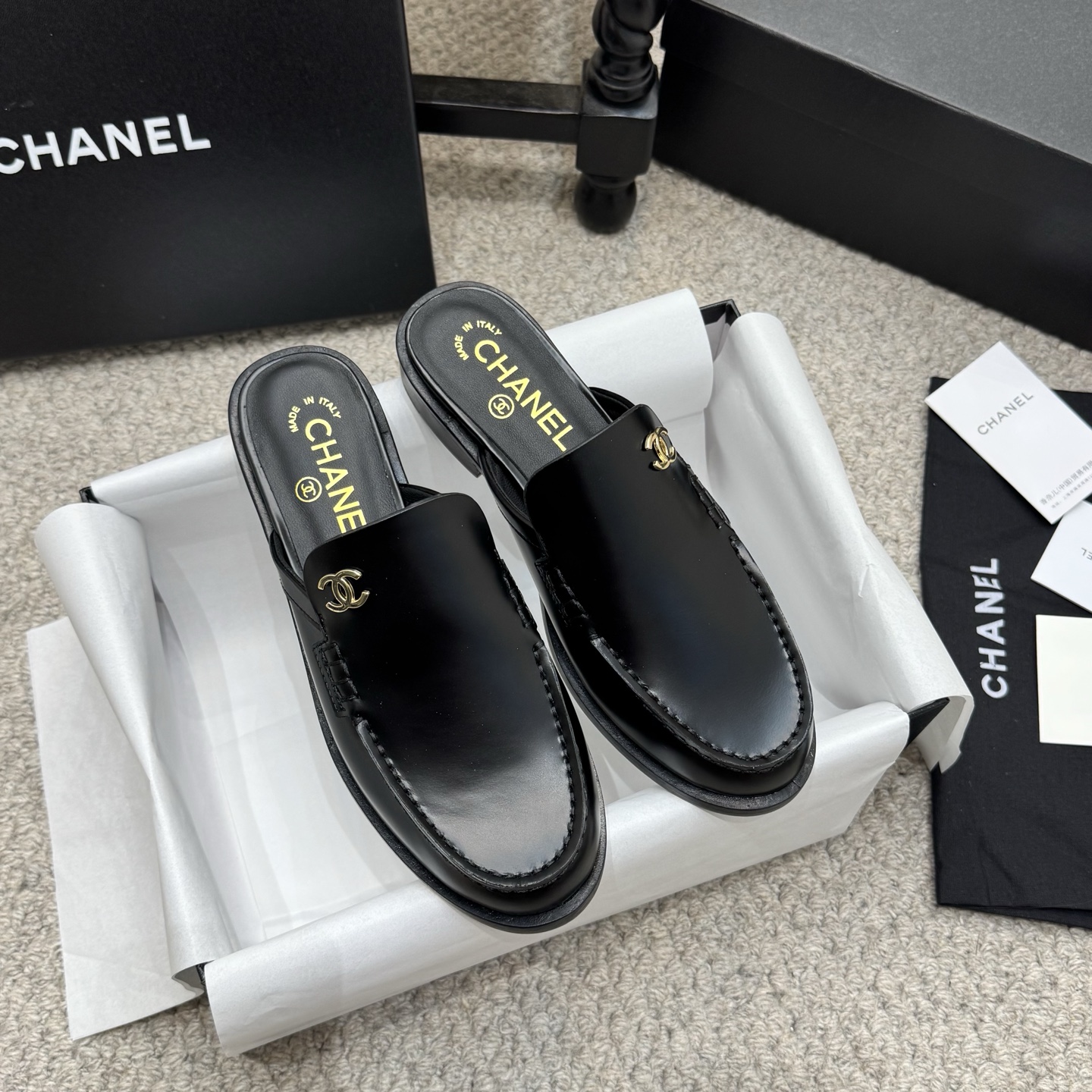 NO:789587,Popular slippers CHANE* | Xiaoxiang 26 early spring C British style double C loafer sandals. Lovers of loafers must not miss this style. This style has a more neutral and handsome temperament. The double C rhinestone hardware buckle looks particularly exquisite. It is easy to slip on and take off!  The upper is made of imported open-edge beads/Yangjing. The inner foot pad is made of high-grade sheepskin. The genuine leather outsole imported from Italy is Size 35-42 (41 42 is custom-made and cannot be returned or exchanged), loafers and half-slippers, chanel, loafers, sandals, slippers, sheepskin, sheep, Leather soles.19860909爆款拖鞋 CHANE* ｜小香26早春C英伦风双C乐福鞋凉鞋 此款乐福鞋爱好者绝不能错过 这款气质上更中性帅气几分 双C 水钻五金扣 显得格外精致 一脚蹬 穿脱真的不要太方便！ 鞋面采用进口开边珠/羊京 内里垫脚采用高级羊皮 意大利进口真皮大底 Size35-42（41 42 定做不退换）,乐福鞋半拖,chanel,loafers,sandals,slippers,sheepskin,sheep,Leather soles,Women's Shoes