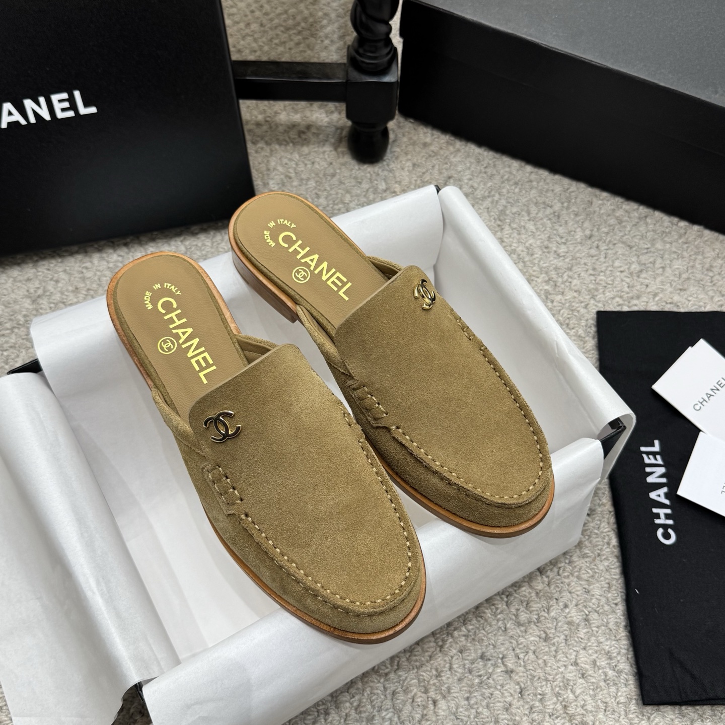 NO:789590,Popular slippers CHANE* | Xiaoxiang 26 early spring C British style double C loafer sandals. Lovers of loafers must not miss this style. This style has a more neutral and handsome temperament. The double C rhinestone hardware buckle looks particularly exquisite. It is easy to slip on and take off!  The upper is made of imported open-edge beads/Yangjing. The inner foot pad is made of high-grade sheepskin. The genuine leather outsole imported from Italy is Size35-42 (41 and 42 are custom-made and cannot be returned or exchanged), loafers and half-slippers, chanel, loafers, sandals, slippers, sheepskin, sheep, Leather soles.19860909爆款拖鞋 CHANE* ｜小香26早春C英伦风双C乐福鞋凉鞋 此款乐福鞋爱好者绝不能错过 这款气质上更中性帅气几分 双C 水钻五金扣 显得格外精致 一脚蹬 穿脱真的不要太方便！ 鞋面采用进口开边珠/羊京 内里垫脚采用高级羊皮 意大利进口真皮大底 Size35-42（41 42订做不退换）,乐福鞋半拖,chanel,loafers,sandals,slippers,sheepskin,sheep,Leather soles,Women's Shoes