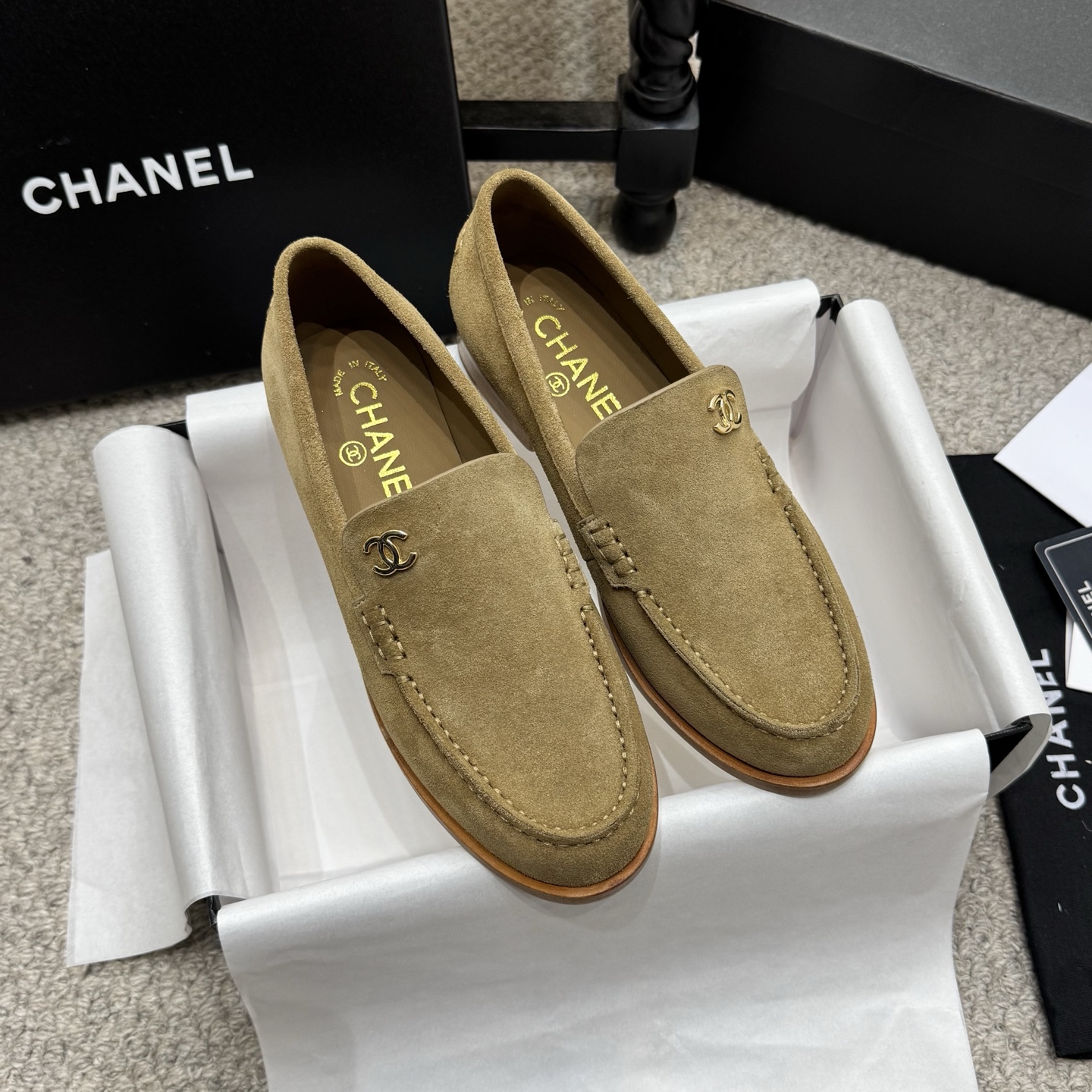 NO:789596,Popular shoes CHANE* | Xiaoxiang 26 early spring C British style double C loafers. Lovers of loafers must not miss this style. This style is more neutral and handsome. The double C rhinestone hardware buckle looks particularly delicate. It is easy to put on and take off with one foot!  The upper is made of imported open-edge beads/Yangjing. The inner foot pads are made of high-grade sheepskin. The genuine leather outsole imported from Italy is Size35-42 (41 and 42 are custom-made and cannot be returned or exchanged), loafers and half-slippers, chanel, loafers, sheepskin, sheep, Leather soles.19860909爆款单鞋 CHANE* ｜小香26早春C英伦风双C乐福鞋 此款乐福鞋爱好者绝不能错过 这款气质上更中性帅气几分 双C 水钻五金扣 显得格外精致 一脚蹬 穿脱真的不要太方便！ 鞋面采用进口开边珠/羊京 内里垫脚采用高级羊皮 意大利进口真皮大底 Size35-42（41 42订做不退换）,乐福鞋半拖,chanel,loafers,sheepskin,sheep,Leather soles,Women's Shoes