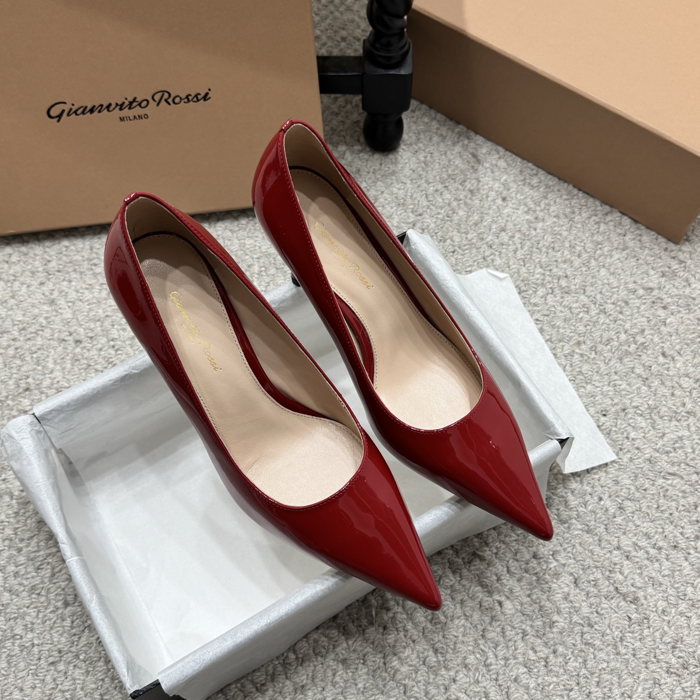 NO:723569,High-heeled shoes gianvito rossi 2026 new shoes are designed with unique charm, adding mystery and sexiness. The high-heeled pointed toe shows elegance, and the empty back style reveals a touch of playfulness. Putting it on, every step will be like blooming gorgeously on the stage, becoming the focus of everyone's attention!  Full set of packaging. Original custom-made sheepskin/patent leather shoe upper, sheepskin sole, Italian genuine leather outsole, heel height 8.5cm Size: 35-39 (customized for 40), high heels, high heels, sheepskin, sheep, Leather soles19860909高跟鞋 gianvito rossi 2026新款单鞋 设计独具韵味,增添了神秘与性感.高跟尖头展现出优雅气质,后空款式则透着一丝俏皮.穿上它,每一步都像是在舞台上华丽绽放,成为众人瞩目的焦点！ 全套包装. 鞋面原版定制羊皮羊京/羊皮/漆皮 垫脚 羊皮 鞋底 意大利真皮大底 跟高 8.5cm Size: 35－39（40定做）,高跟鞋单鞋,high heels,sheepskin,sheep,Leather soles,Women's Shoes