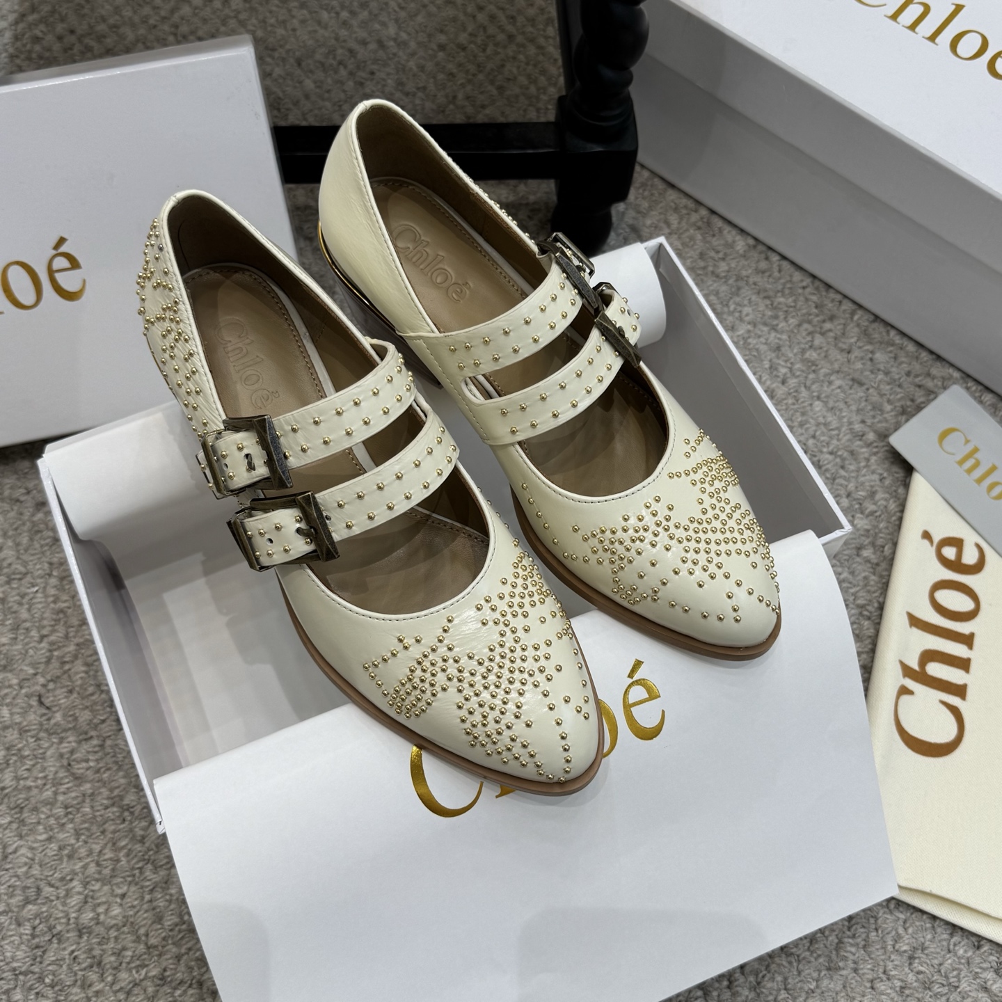 NO:747311,Fashionable Chloe 26 new spring and summer small wedge shoes! The latest series of shoes are purely handmade with metal logo decoration. The unique style enhances the brand charm. The small round toe and patent leather material wrap the foot to improve comfort. It is highly brand-recognizable. It is a beautiful shoe that understands women's hearts best. It supports the aura. The upper is made of imported cowhide. The material is noble. The gold hardware rivet accessories are particularly beautiful. High-grade sheepskin lining. Imported genuine leather outsole. Size: 35-40, Mary Jane, chloe, loewe, mary. jane,cowhide,sheepskin,Leather soles19860909时尚款 Chloe克洛伊26春夏新品小坡跟单鞋！ 最新系列单鞋 純手工製作的金屬logo裝飾 獨特風格更顯品牌魅力 小圓頭和漆皮材質包裹腳部提升舒適度 极具品牌辨识度,最懂女人心无死角的美鞋 撑起气场 鞋面采用进口牛皮 材质 气质高贵 金色五金铆钉配饰 特别美 高级 内里垫脚羊皮 进口真皮大底 码数:35-40,玛丽珍,chloe,loewe,mary jane,cowhide,sheepskin,Leather soles,Women's Shoes