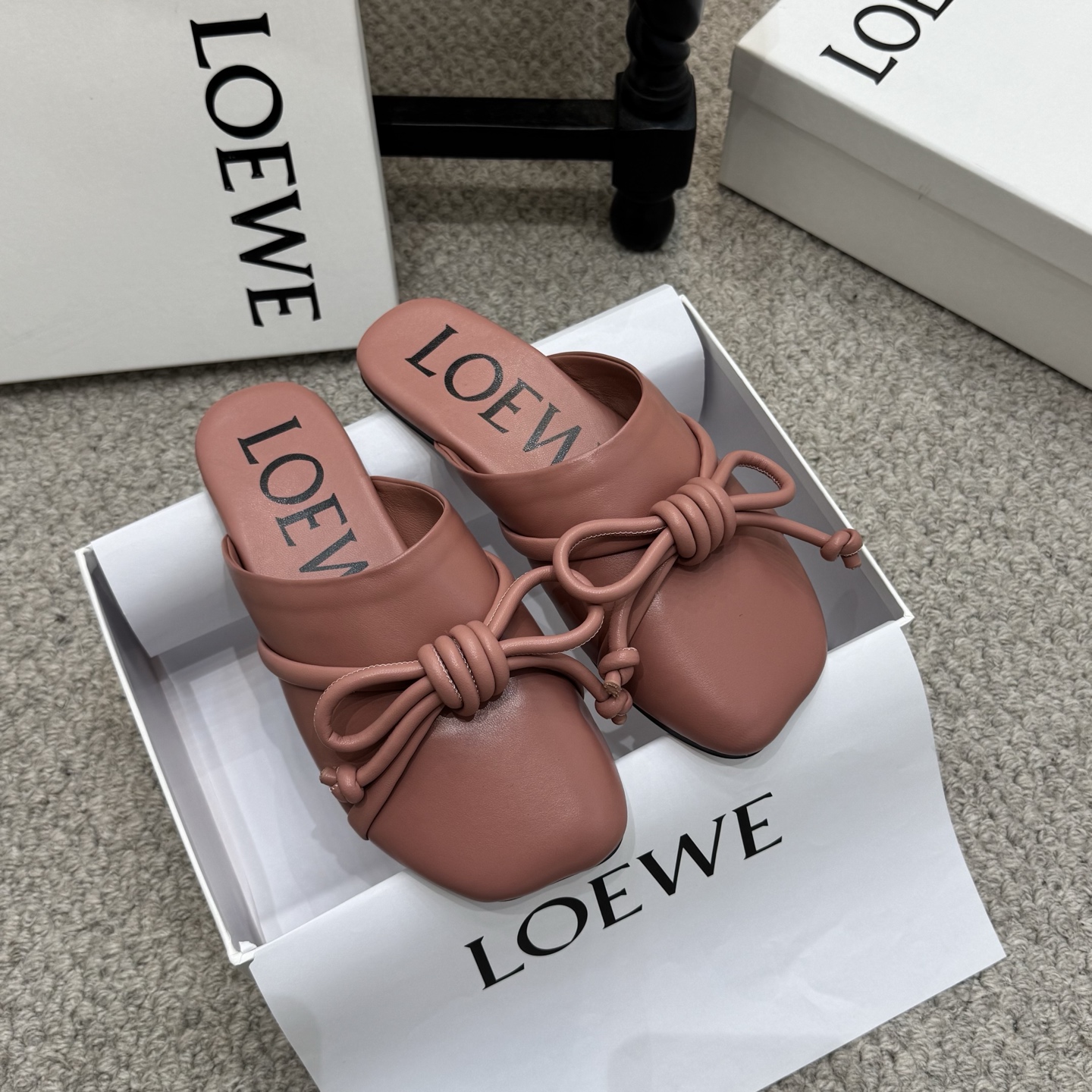 NO:747309,Semi-drag model Loewe's new spring and summer flat retro half-pack slippers, loafers and casual shoes. The original version is purchased, and the details are in place. This will be an explosive version that will set off the trend, and it is worth owning. It has a unique fashion-leading style, and it is highly recommended to buy it in stock. Imported calfskin upper, sheepskin lining, outsole, original simulated leather outsole  Size 35-40, semi-drag, loewe, loafers, slippers, cowhide, sheepskin, Leather soles19860909半拖款 罗意威春夏新款平底复古半包拖鞋乐福鞋懒人鞋休闲鞋. 原版购入,细节把控到位.这将是引爆潮流的一款爆版,值得拥有.独具时尚潮流领先风格,强烈推荐备货购入. 鞋面进口小牛皮 内里羊皮内里 大底原版仿真皮大底 码数35-40,半拖,loewe,loafers,slippers,cowhide,sheepskin,Leather soles,Women's Shoes