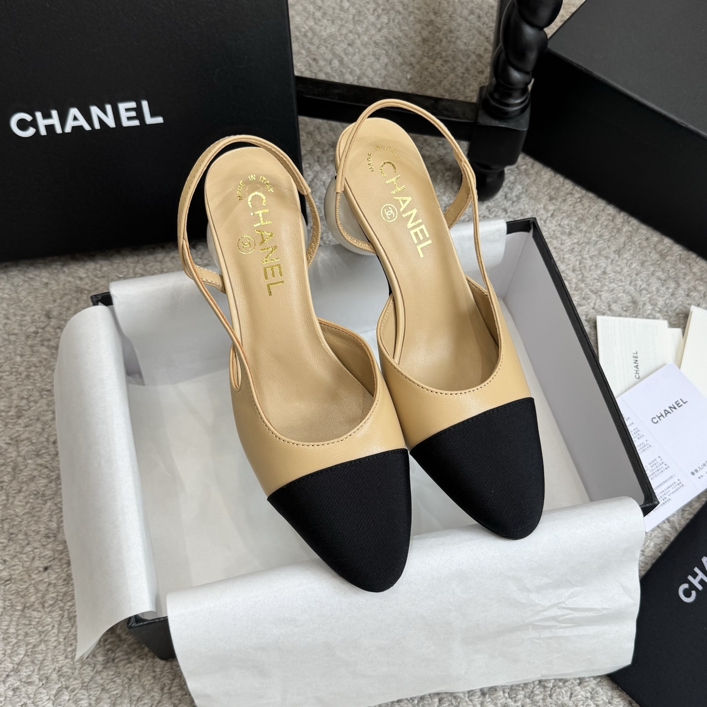 NO:747317,Catwalk style sandals Chanel/Chanel 2026 catwalk style double C giant pearl heel stunned everyone when it appeared on the fashionable T stage in Milan, and has successfully been promoted to the dream boots of fashion people. The combination of the classic double C logo and the giant pearl heel design is simple and elegant and fully displays the brand style. It is a hit in any photo. The giant pearl heel is a miracle, breaking the conventional design, which not only adds a luxurious and romantic atmosphere to the whole. The upper is made of high-quality elastic material  It can perfectly fit the calf line, modify the leg shape, make the legs look straight and slender, and is easy to put on and take off without feeling restrained when walking. It can be easily adapted from the streets of the bustling city to the party scene. Paired with a pair of slim jeans, you can instantly transform into a cool street trendy person, put on a gorgeous evening dress, and become the elegant focus of the dinner party. This pair of boots is not just a pair of shoes, but also the embodiment of fashion spirit!  It is an excellent choice for fashionistas to express their personality and taste!  Sheepskin upper, sheepskin lining, Italian genuine leather outsole, heel height 7cm, Size 35-42 (customized at 40.41.42), sandals, chanel, chanel, sandals, boots, jeans, sheepskin, Leather soles19860909走秀款凉鞋 Chanel/香奈儿2026走秀款双C巨型珍珠跟 在米兰时尚的T台上 亮相便艳惊四座,成功晋升为潮流人士的梦中情靴 .经典的双C标志与巨型珍珠跟设计相结合,简洁大气又尽显品牌格调 随便一拍都很出片.那巨型珍珠鞋跟更是神来之笔,突破常规的设计 不仅为整体增添了奢华浪漫的氛围 . 鞋面采用高品质弹力材质 能完美贴合小腿线条 修饰腿型 让双腿看起来笔直修长,而且穿脱方便 行走时也不会有束缚感.从繁华都市的街头 派对的现场 它都能轻松适配,搭配一条修身牛仔裤 瞬间化身酷飒的街头潮人,换上一袭华丽晚装 成为晚宴上的优雅焦点 这双靴子 不只是一双鞋履 更是时尚精神的具象化！ 是时尚达人们表达个性与品味的绝佳选择！ 鞋面羊皮 内里垫脚羊皮 鞋底意大利真皮大底 跟高7cm Size35-42(40.41.42定做),凉鞋,chanel,chanel,sandals,boots,jeans,sheepskin,Leather soles,Women's Shoes