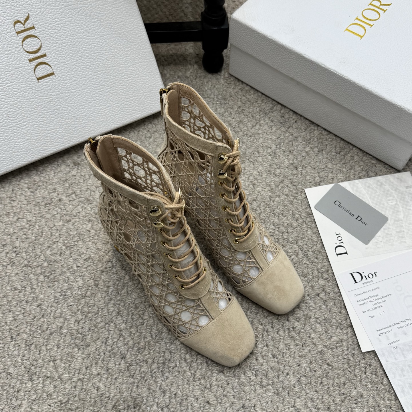 NO:750198,Short boots Dior Dior 2026ss new Icon series Chelsea Cavalier women's boots Star same style CD letter logo cylindrical heel slip-on Martin boots Material upper imported full-grain calfskin/imported hybrid sheepskin + water-dyed sheepskin lining + Italian leather outsole Heel height: 8 cm  Size34-43 standard code (34.40.41.42.43 customized), boots, dior, dior, boots, cowhide, sheepskin, sheep, Leather soles19860909短靴款 Dior 迪奥2026ss新款Icon系列切尔西骑士女靴 明星同款CD字母logo圆柱跟一脚蹬马丁靴 材质鞋面进口全粒面小牛皮/进口混种羊猄皮+水染羊皮内里垫脚+意大利真皮大底 跟高:8厘米 Size34-43标准码（34.40.41.42.43定制),靴子,dior,dior,boots,cowhide,sheepskin,sheep,Leather soles,Women's Shoes