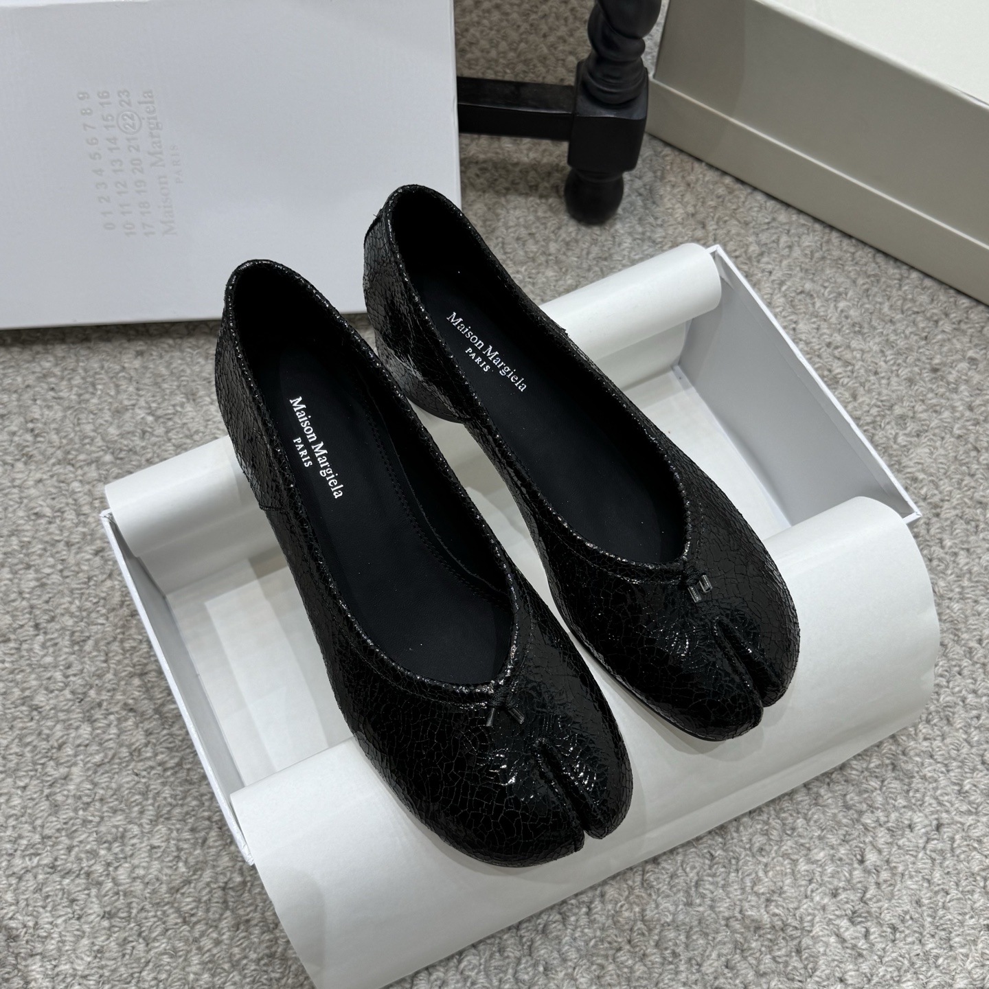 NO:750215,Classic style (heel about 4cm) Maison Margiela 2026ss Margiela exclusive new product, the highest version buyer. Original molded double-layer leather sole. The original lasted shoe is very generous and can be easily matched with various styles. The good news for short legs. The upper body becomes longer legs in an instant. The upper body is not constrained by conventions, and you can be yourself as you like~ Fried chicken on the feet is soft and comfortable. The upper is imported original genuine leather, the lining is sheepskin, and the outsole is original Italian leather sole.  Size35-41 (customized at 40.41), split-toe shoes, sheepskin19860909经典款(中跟约4cm) Maison Margiela 2026ss玛吉拉独家新品最高版本买手. 原版开模双层真皮鞋底 原版套楦鞋型很大方 搭配各种风格都轻松驾驭 小短腿的福音 上身瞬间秒变大长腿 上脚不被常规所拘束,随心所欲做自己～上脚炒鸡柔软舒适 鞋面进口原版真皮 内里羊皮 大底原版意大利真皮底 Size35-41（40.41定做）,分趾鞋,sheepskin,Women's Shoes