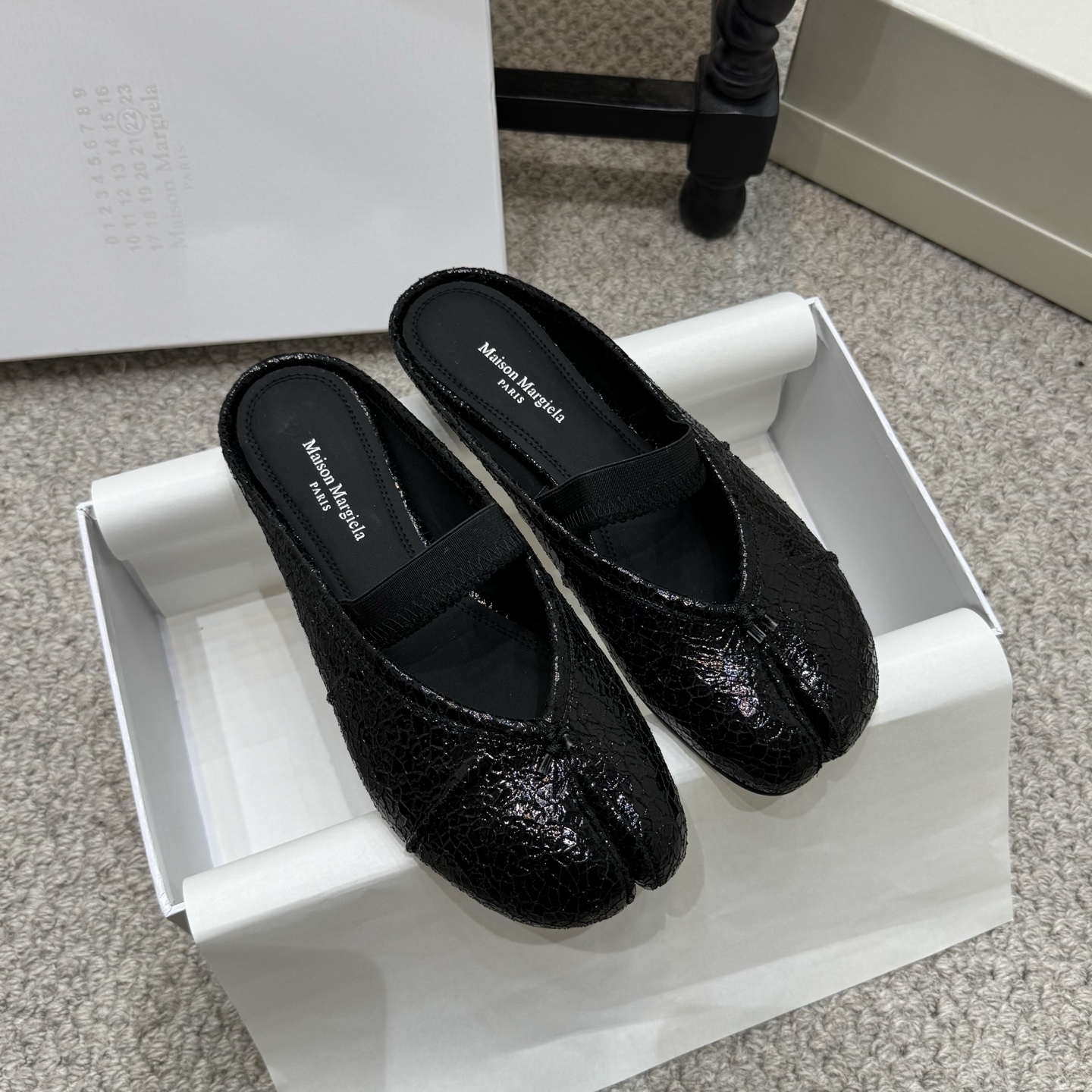 NO:750218,Classic half-flop (flat bottom) Maison Margiela 2026ss Margiela's exclusive new product, the highest version buyer. Original molded double-layer leather sole. The original cover last shoe is very generous and can be easily matched with various styles. The gospel of short legs. The upper body becomes longer legs in an instant. The upper body is not constrained by conventions, and you can be yourself as you like~ Fried chicken on the feet is soft and comfortable. The upper is imported original genuine leather, the lining is sheepskin, and the outsole is original Italian leather sole.  Size35-41 (customized at 40.41), split-toe shoes, sheepskin19860909经典款半拖(平底) Maison Margiela 2026ss玛吉拉独家新品最高版本买手. 原版开模双层真皮鞋底 原版套楦鞋型很大方 搭配各种风格都轻松驾驭 小短腿的福音 上身瞬间秒变大长腿 上脚不被常规所拘束,随心所欲做自己～上脚炒鸡柔软舒适 鞋面进口原版真皮 内里羊皮 大底原版意大利真皮底 Size35-41（40.41定做）,分趾鞋,sheepskin,Women's Shoes