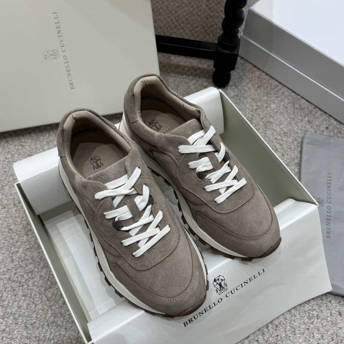 NO:747316,The high version of BRUNELLO CUCINELLI 2026 spring and summer BC new model is developed and shipped by our original factory. You get what you pay for. All genuine materials. No corners are cut. Shoe lasts, leather fabrics, chain accessories, heels and soles, and packaging boxes are all customized for the new version. You can’t go wrong choosing this one in the new year. The upper material is cowhide and cowhide. The lining is sheepskin. The outsole is molded gear rubber.  Size 35-42 (40.41.42 customized) with BC high-end packaging, casual shoes/sports shoes, brunello cucinelli, sneakers, cowhide, sheepskin19860909高版本 BRUNELLO CUCINELLI 2026春夏款BC新 我家真正原厂开发出货,真正一分钱一分货,全部真材实料,绝不偷工减料鞋楦、皮料面料、链条辅料、鞋跟鞋底、包装盒子,全部对新版开模定制~新的一年选择这款绝对不会错 鞋面材质牛绒牛皮 内里羊皮 大底开模齿轮橡胶 Size35-42码（40.41.42定制） 配BC高端包装,休闲鞋/运动鞋,brunello cucinelli,sneakers,cowhide,sheepskin,Women's Shoes