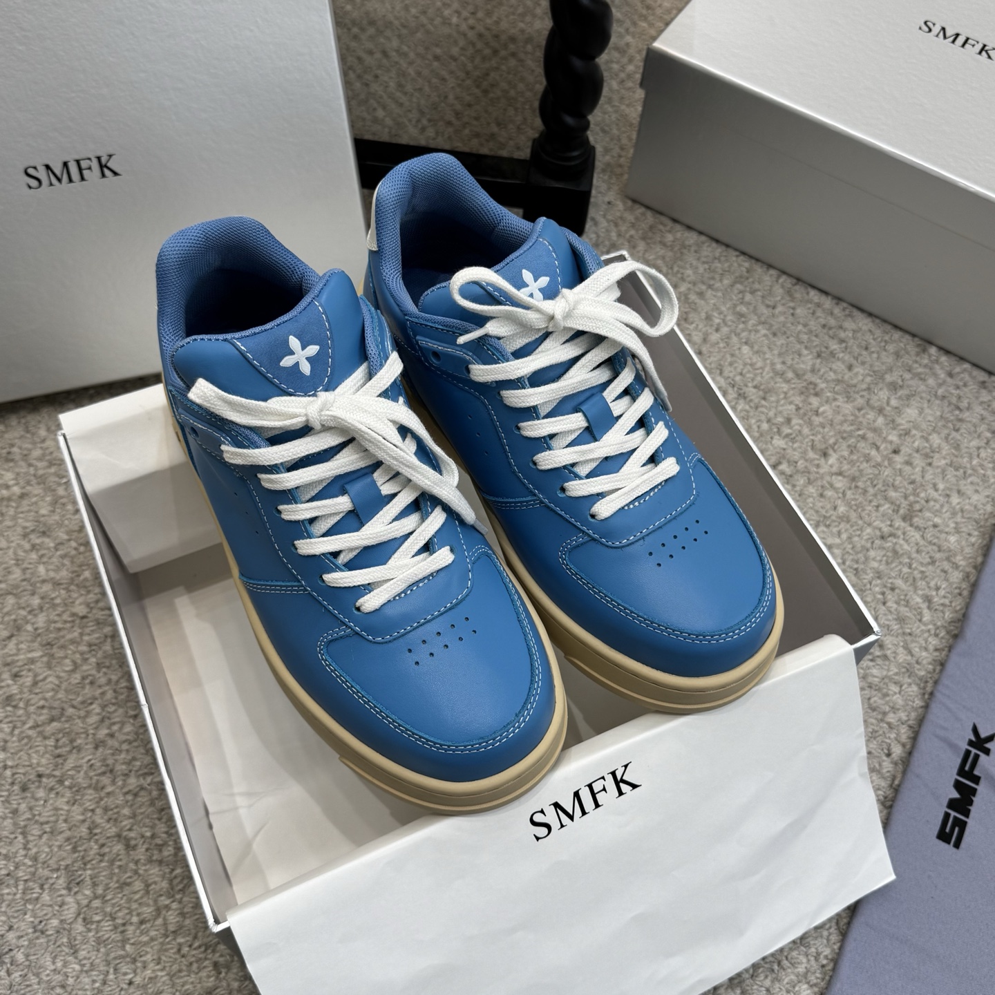 NO:750888,Niche style SMFK niche trendy brand 26ss early spring new thick-soled sports shoes and casual shoes. The texture is full, the upper foot is incomparably higher, and you can enter it with your eyes closed. One of the very fashionable items. Many Internet celebrity bloggers and celebrities wear SMFK sneakers. The more I look at them, the more I like them. Super versatile. The fabric is made of original imported cowhide. The lining is sheepskin. The sole is original custom-made non-slip rubber outsole.  Size35-39 (customized for 40), casual shoes/sports shoes, sneakers, cowhide, sheepskin19860909小众款 SMFK 小众潮牌 26ss早春新款 厚底 运动鞋 休闲鞋  一眼心动 质感拉满,上脚无敌增高,闭眼可入 非常时髦的单品之一超多网红博主、明星都穿SMFK的运动鞋 真的是越看越上头 超级百搭 面料采用原版进口牛皮 内里垫脚羊皮 鞋底原版定制防滑橡胶大底 Size35-39（40定做),休闲鞋/运动鞋,sneakers,cowhide,sheepskin,Women's Shoes