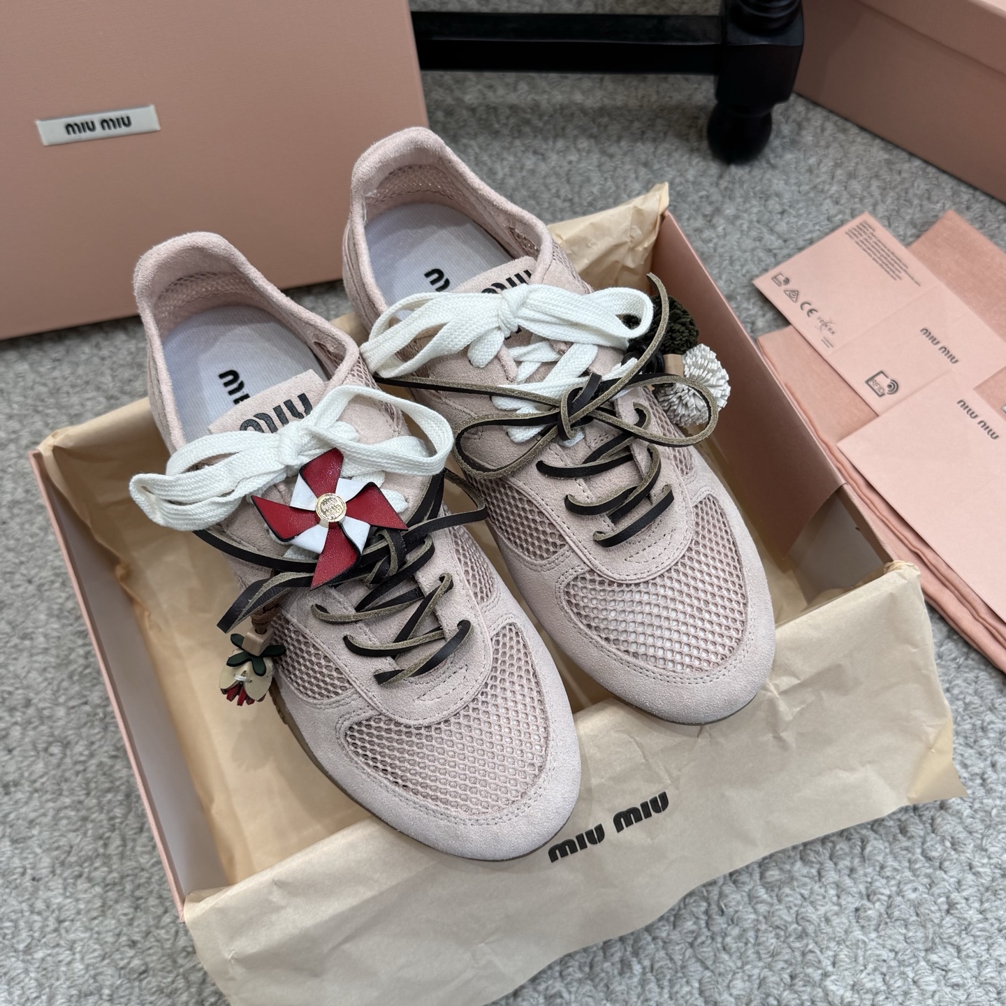 NO:750900,Casual style (Accessories 20) Miu Miu 26ss new sweet and cool style casual sneakers for early spring. Effortless sense of luxury starts with this pair of shoes. Breathable mesh + soft soles, comfortable for walking and standing for long periods of time. The iconic double-layer laces and fur ball hangings make the basic style smart and refined. Whether you are commuting, dating or visiting an exhibition, you can quietly shine in the crowd.  Wear the girly feel of miu style on your feet ~ the mesh surface is breathable and light, double-layer shoelaces + fur ball hangings, full of sweet and cool details. The four colors are gentle and suitable for spring and summer. It is soft when you step on it, which makes you feel windy when you walk, and it is also a relaxed feeling for daily outings. The upper is cow suede, the lining is sheepskin, the outsole is rubber, Size35-40, casual shoes/sports shoes, miumiu, sneakers, sheepskin19860909休闲款(配饰品20) Miu Miu 26ss 早春新款甜酷风休闲运动鞋 不费力的高级感,从这双鞋开始.透气网面+柔软鞋底,走路久站都舒服.标志性的双层鞋带和毛球挂饰,让基础款也变得灵动又精致.不管是通勤、约会还是逛展,都能让你在人群里悄悄发光. 把miu系少女感穿在脚上～网面透气又轻盈,双层鞋带+毛球挂饰,甜酷细节拉满.四色温柔适配春夏,踩上去软乎乎的,是走路都带风的千金感,也是日常出街的松弛感. 鞋面牛反绒 内里羊皮 大底橡胶大底 Size35-40,休闲鞋/运动鞋,miumiu,sneakers,sheepskin,Women's Shoes