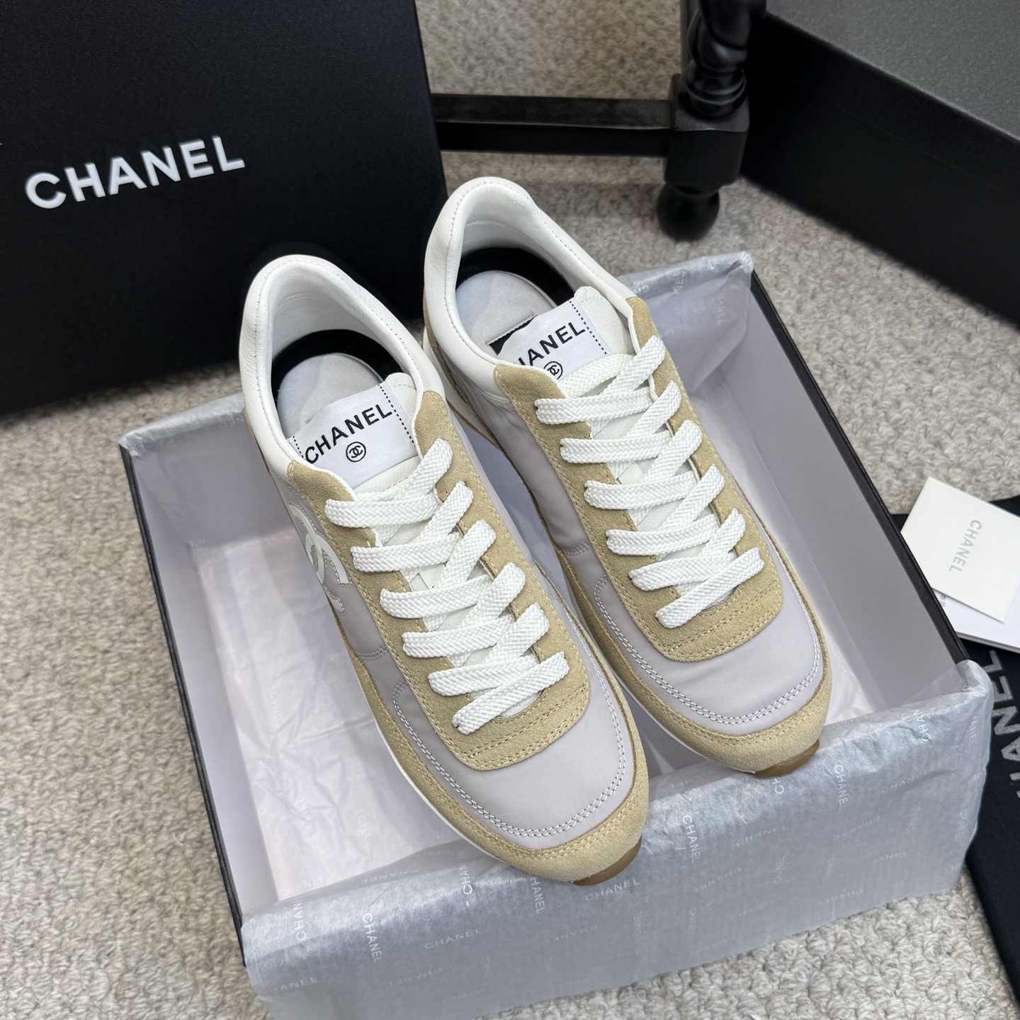 NO:750905,Casual style CHANEL 26 new product/spring and summer series of Dexun shoes. If you are used to ordinary old-fashioned flat shoes, you can replace them with these lightweight and soft-soled Dexun shoes. They are very good at modifying the foot shape and have a strong sense of wrapping. The diamond-shaped latex pads will not tire your feet after long walks, making every girl a fashionista. The textured cow suede and nylon cloth add a retro feel. 3cm TPU non-slip outsole. Colors: white, black blue, apricot gray  Size 35----40, casual shoes/sports shoes, chanel, flats, sneakers19860909休闲款 CHANEL 26新品/春夏系列德训鞋,习惯了普通老式的平底鞋可以换成这个轻便软底的德训,很好的修饰脚型包裹感强,菱形格乳胶垫久走不累脚,让每个女孩都成为时髦精,摔纹牛反绒搭配尼龙布增添了一份复古感,3cmTPU防滑大底 颜色白色,黑兰色 杏灰色 码数35----40,休闲鞋/运动鞋,chanel,flats,sneakers,Women's Shoes