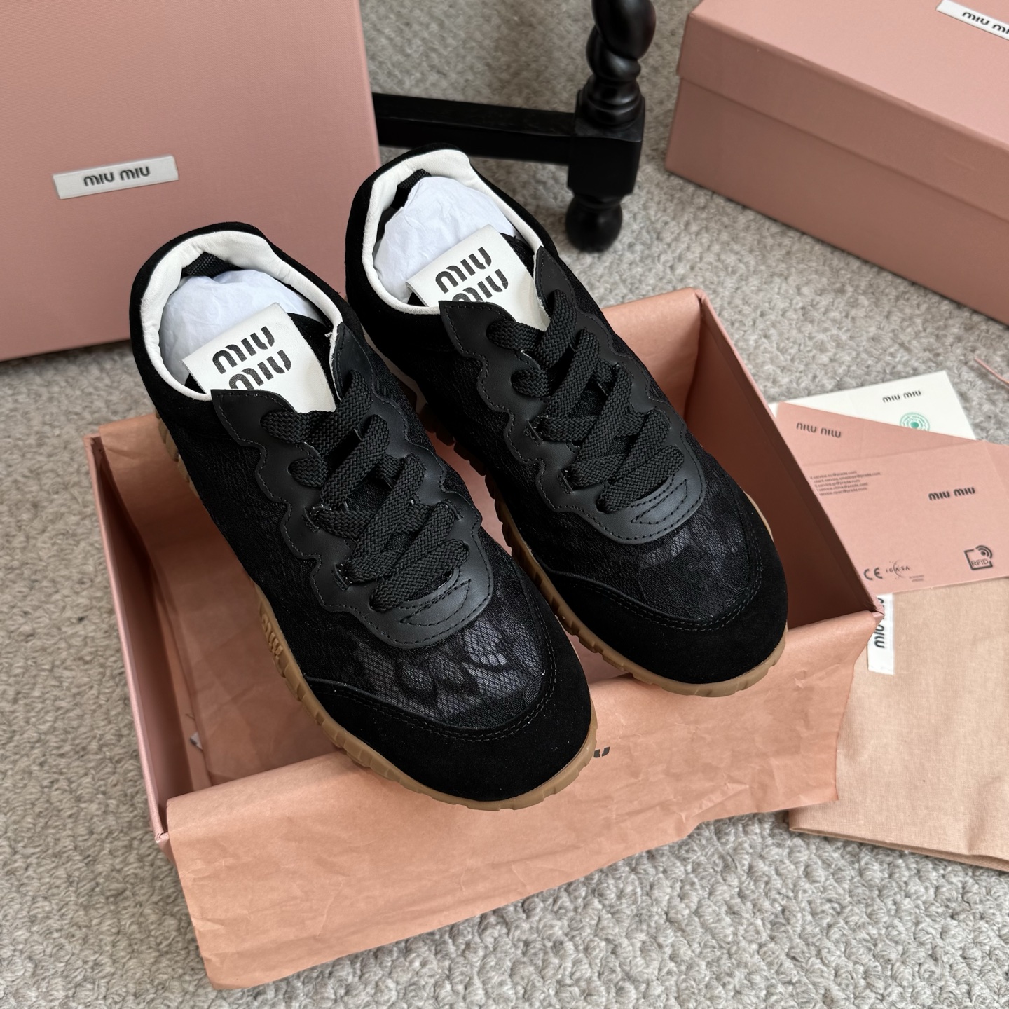 NO:758384,Spring and summer style MIUMIU Miu Miu's latest Tire series casual sports shoes moral training shoes biscuit shoes original purchase development and production This Tire combines elegance and sports function. The dynamic rubber sole is flexible and wear-resistant, reminiscent of tire patterns. This version of sports shoes is made of fabric and suede leather, showing Miu Miu's avant-garde attitude. Exquisite packaging at the delivery counter Fabric cowhide/original nylon mesh Lining sheepskin  Original open-molded TPU rubber sole, sole thickness 3CM Size: 35-40, casual shoes/sports shoes, miumiu, sneakers, cowhide, sheepskin19860909春夏款 MIUMIU缪缪 最新Tyre系列 休闲 运动鞋 德训鞋 饼干鞋 原版购入开发 做货 这款Tyre集优雅气质与运动功能于一身.动感橡胶鞋底柔韧耐磨,令人联想起轮胎花纹.这一版运动鞋选用织物面料与绒面皮革制成,昭示Miu Miu前卫态度 配送专柜精美包装 面料牛皮/原版尼龙网布 内里羊皮 鞋底原版开模TPU橡胶鞋底 底厚3CM Size:35-40,休闲鞋/运动鞋,miumiu,sneakers,cowhide,sheepskin,Women's Shoes