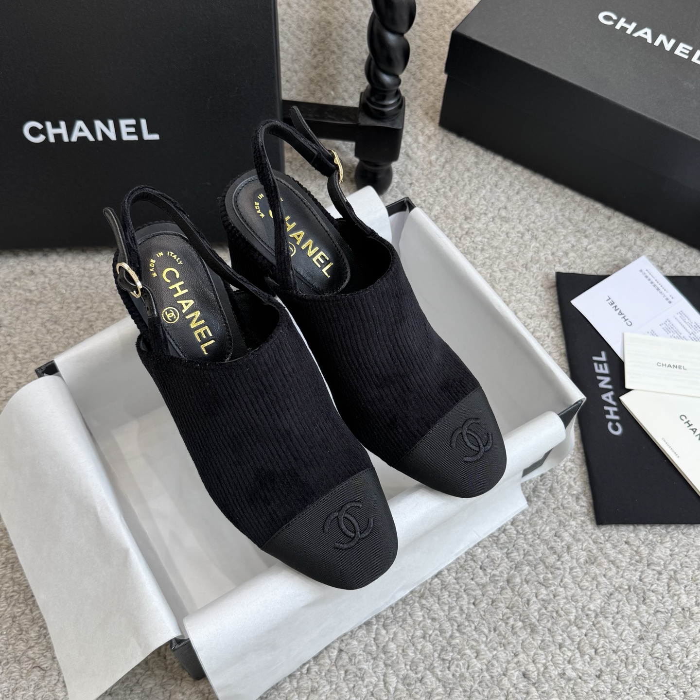 NO:758377,Spring and summer models Chanel Xiaoxiang 26s early spring classic style Sling-back thick heel sandals with cloth surface and empty back... Sling-back came out in 1957, and then the two-tone design became a Chanel classic! It is very suitable for spring and summer. The two-color design is simple and exquisite, the square toe is generous and elegant, visually elongating the leg line, the color of the toe creates a sense of color difference, the back lace design is simple and elegant, a pair of classic models that can be worn for a hundred years, it is worth buying!!  Customized woolen cloth/sheepskin for the upper, imported sheepskin for the lining, 6.5cm heel height, Italian A-grade genuine leather outsole, size 35-39 (customized at 40.41), high heels, sandals, chanel, sandals, high heels, sheepskin, Leather soles19860909春夏款 Chanel小香26s早春万年经典款绝美呢布面后空Sling-back粗跟凉鞋... Sling-back于1957年问世,之后two-tone设计成为chanel经典之作!跟春夏的适配度很高 双色设计简约精美,方头大方气质,从视觉上拉长腿部线条,鞋头颜色产生了色差感,后系带设计简洁优雅,一双能穿百年的经典款,值得一入!! 鞋面定制呢布/羊皮 内里垫脚进口羊皮 跟高6.5cm 鞋底意大利A级真皮大底 码数35-39（40.41定做),高跟鞋凉鞋,chanel,sandals,high heels,sheepskin,Leather soles,Women's Shoes