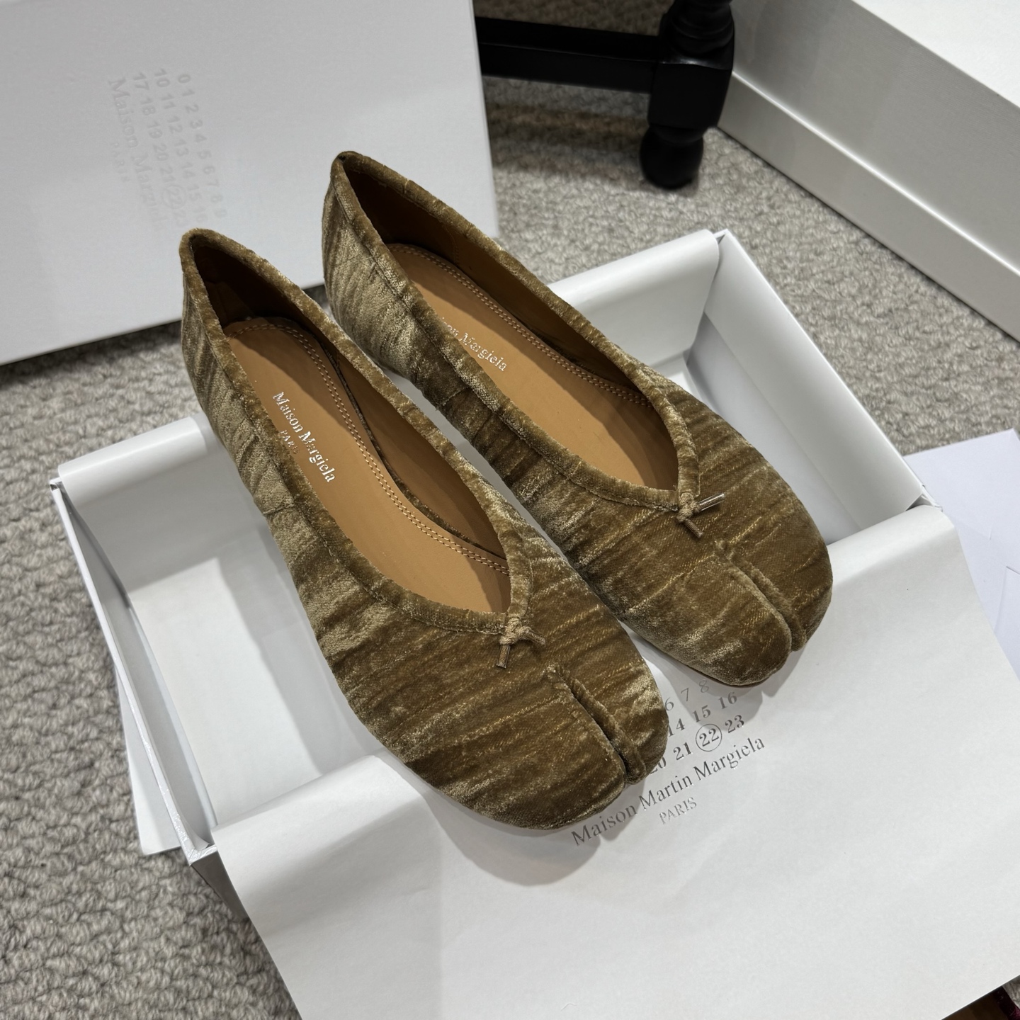 NO:790029,Buyer of the classic Maison Margiela 2026ss Margiela exclusive new product, the highest version. The original molded double-layer leather sole. The original lasted shoe is very generous and can be easily matched with various styles. The good news for short legs. The upper body becomes longer legs in an instant. The upper body is not constrained by conventions. You can be yourself as you like~ Fried chicken on the feet is soft and comfortable. The upper is imported flannel and the lining is sheepskin. The outsole is original Italian leather sole.  Size35-41 (customized at 40.41), split-toe shoes, sheepskin19860909经典款 Maison Margiela 2026ss玛吉拉独家新品最高版本买手. 原版开模双层真皮鞋底 原版套楦鞋型很大方 搭配各种风格都轻松驾驭 小短腿的福音 上身瞬间秒变大长腿 上脚不被常规所拘束,随心所欲做自己～上脚炒鸡柔软舒适 鞋面进口绒布 内里羊皮 大底原版意大利真皮底 Size35-41（40.41定做）,分趾鞋,sheepskin,Women's Shoes