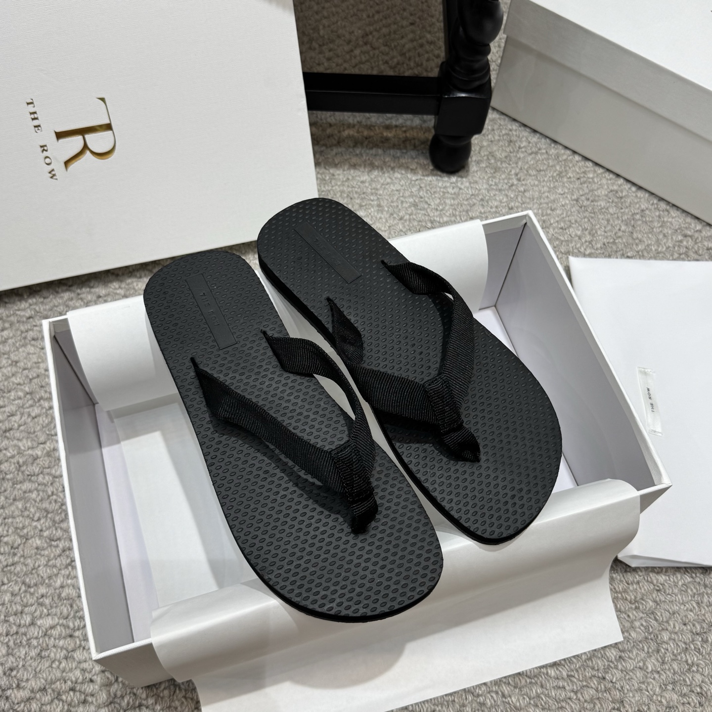 NO:790003,Flip Flop The Row 2026 spring and summer latest flip flops. It is one of the most popular brands in the past two years. The spring and summer season is coming. I feel that sandals are about to explode!  Whether paired with jeans, linen leg pants or a skirt, it looks great!  You must buy a pair. Made of imported original soft PVC polymer Size35-41 (customized at 40.41), split-toe shoes, sandals, slippers, skirts, jeans19860909人字拖 The Row 2026春夏最新款夹趾拖鞋人字拖. 是近两年最火之一的品牌,春夏的季节就要到了 凉鞋我感觉即将要爆火！无论是配牛仔裤,亚麻腿裤还是裙子都可以很亮眼！必须入手一双. 采用进口采用原版软质PVC聚合物 Size35-41(40.41定做),分趾鞋,sandals,slippers,skirts,jeans,Women's Shoes