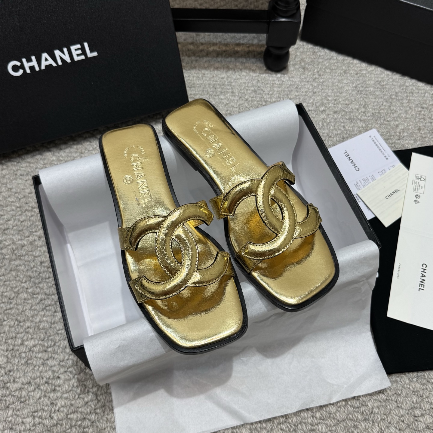 NO:790012,Slippers model Chanel Xiaoxiang C Home 2026 out of stock king New slippers in early spring Classic double C buckle, playful and a little sexy, looks like a sweet girl. Really special and fashionable. The smooth shoe shape is full of high-end. I can think of countless outfits at the moment. Sheepskin upper, sheepskin lining, Italian genuine leather sole Size: 35-41 (customized for 41), slippers, chanel, chanel, slippers, sheepskin19860909拖鞋款 Chanel小香C家2026 断货王 早春新款拖鞋 经典双 C 扣饰,俏皮中带点性感,穿起来就是甜美女孩 真的特别又时尚 流畅的鞋型满满的高级感  此刻脑补无数个穿搭 鞋面羊皮 内里垫脚羊皮 鞋底意大利真皮底 Size:35-41（41定做）,拖鞋,chanel,chanel,slippers,sheepskin,Women's Shoes
