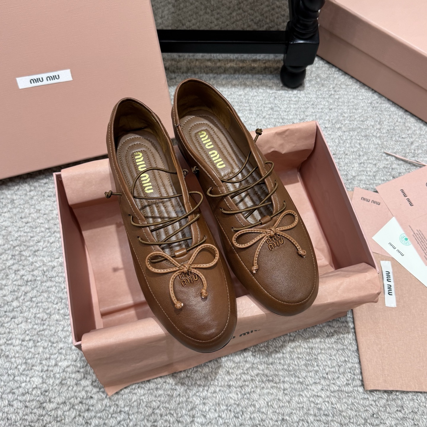NO:790015,Lace-up style miumiu26 new spring style ballet shoes Mary Jane Roman bow lace-up small leather shoes. The last shape is versatile. The shape is three-dimensional and full, comfortable on the foot. Full of aura, the collision of retro leather and bow, it is the lazy feeling of a French girl. Personalized elastic band design, taking into account comfort and refinement. Retro and full of texture. The minimalist design hides a lot of details, which is the source of the sense of luxury. Upper cowhide, sheepskin lining, foot pads!  Original outsole Size: 35-40, ballet shoes, miumiu, mary jane, cowhide, sheepskin19860909绑带款 miumiu26新春款芭蕾舞鞋 玛丽珍罗马蝴蝶结系带小皮鞋 楦型百搭.造型立体饱满,上脚舒适 气场十足,复古皮革与蝴蝶结的碰撞,是法式少女的慵懒感. 个性松紧带设计,兼顾舒适与精致.复古又充满质感.极简的设计却藏着满满的细节,这才是高级感的来源. 鞋面牛皮 羊皮里、垫脚！ 原版大底 Size: 35-40,芭蕾舞鞋,miumiu,mary jane,cowhide,sheepskin,Women's Shoes