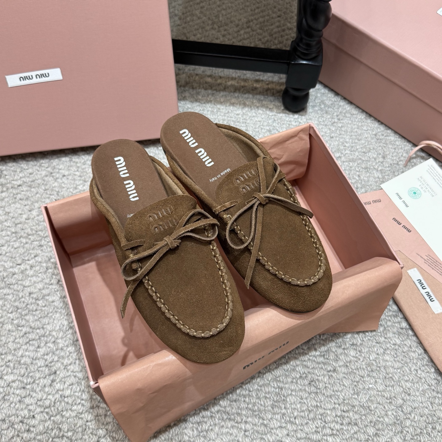 NO:790024,Catwalk model miu miu26 spring and summer catwalk new style ♀ color-grabbed retro half-slippers are hotly available, a must-have item for all year round. The upper adopts customized retro color-grabbing Yang Jingshang's retro old-fashioned color-grabbing process, which makes the whole pair of shoes appear casual and free. The upper adopts a simple lace-up bow design, which makes the whole pair of shoes lively in an instant. The lazy one-step design makes it convenient and fast to go out with a concave shape. Original molded outsole  Size: 35 to 40, half drag, miumiu, slippers, sheep19860909走秀款 miu miu26春夏季走秀新款♀擦色复古半拖鞋火爆来袭,常年穿搭必备单品 鞋面采用定制复古擦色羊京上复古的做旧擦色工艺,使整双鞋都透露着随性和洒脱,鞋面采用简约系带蝴蝶结设计,一瞬间整双鞋灵动了起来.懒人一脚蹬设计,出门方便快捷随意凹造型 原版开模大底 Size:35一40,半拖,miumiu,slippers,sheep,Women's Shoes