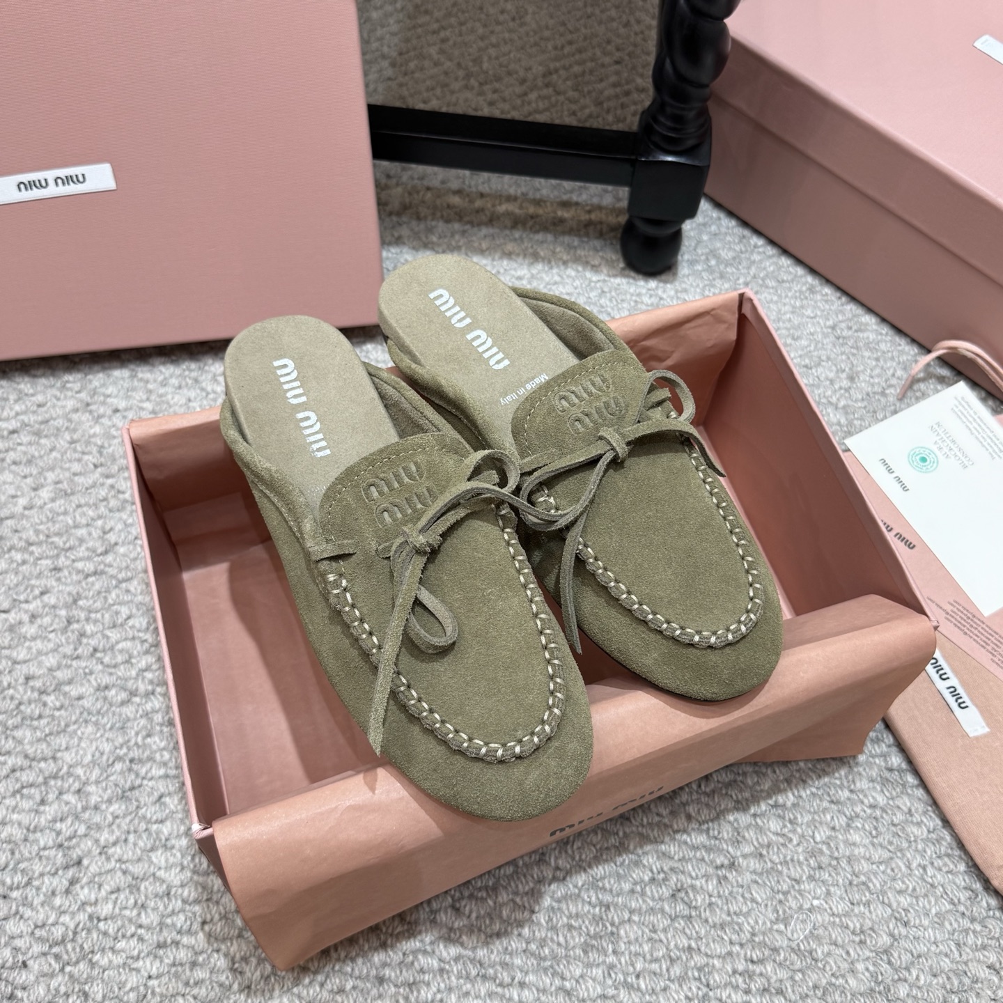 NO:790027,Catwalk model miu miu26 spring and summer catwalk new style ♀ color-grabbed retro half-slippers are hotly available, a must-have item for all year round. The upper adopts customized retro color-grabbing Yang Jingshang's retro old-fashioned color-grabbing process, which makes the whole pair of shoes appear casual and free. The upper adopts a simple lace-up bow design, which makes the whole pair of shoes lively in an instant. The lazy one-step design makes it convenient and fast to go out with a concave shape. Original molded outsole  Size: 35 to 401, half drag, miumiu, slippers, sheep19860909走秀款 miu miu26春夏季走秀新款♀擦色复古半拖鞋火爆来袭,常年穿搭必备单品 鞋面采用定制复古擦色羊京上复古的做旧擦色工艺,使整双鞋都透露着随性和洒脱,鞋面采用简约系带蝴蝶结设计,一瞬间整双鞋灵动了起来.懒人一脚蹬设计,出门方便快捷随意凹造型 原版开模大底 Size:35一401,半拖,miumiu,slippers,sheep,Women's Shoes