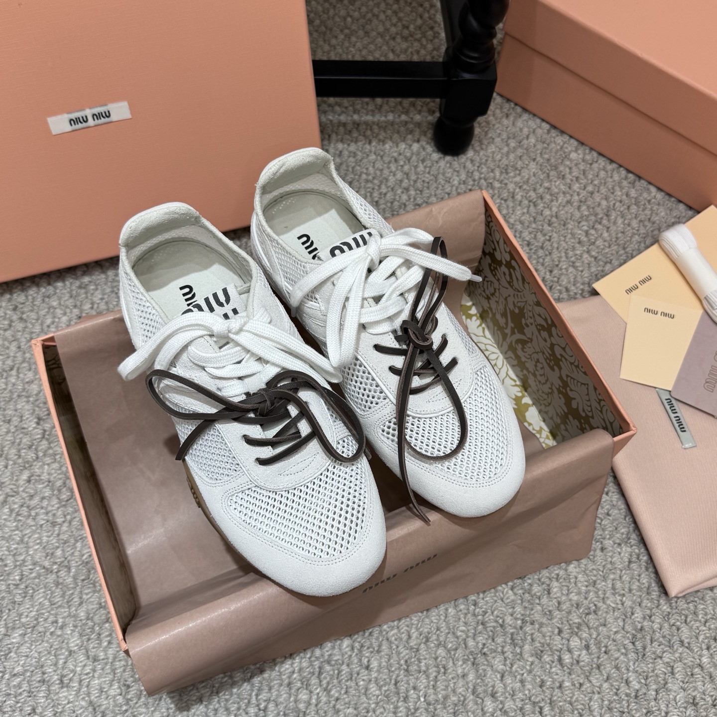 NO:790021,Casual style Miu Miu 26ss new sweet and cool style casual sneakers for early spring. Effortless sense of luxury starts with this pair of shoes. Breathable mesh + soft soles, comfortable for walking and standing for long periods of time. The iconic double-layer laces and fur ball hangings make the basic style smart and refined. Whether you are commuting, dating or visiting an exhibition, you can quietly shine in the crowd.  Wear the girly feel of miu style on your feet ~ the mesh surface is breathable and light, double-layer shoelaces + fur ball hangings, full of sweet and cool details. The four colors are gentle and suitable for spring and summer. It is soft when you step on it, which makes you feel windy when you walk, and it is also a relaxed feeling for daily outings. The upper is cow suede, the lining is sheepskin, the outsole is rubber, Size35-40, casual shoes/sports shoes, miumiu, sneakers, sheepskin19860909休闲款 Miu Miu 26ss 早春新款甜酷风休闲运动鞋 不费力的高级感,从这双鞋开始.透气网面+柔软鞋底,走路久站都舒服.标志性的双层鞋带和毛球挂饰,让基础款也变得灵动又精致.不管是通勤、约会还是逛展,都能让你在人群里悄悄发光. 把miu系少女感穿在脚上～网面透气又轻盈,双层鞋带+毛球挂饰,甜酷细节拉满.四色温柔适配春夏,踩上去软乎乎的,是走路都带风的千金感,也是日常出街的松弛感. 鞋面牛反绒 内里羊皮 大底橡胶大底 Size35-40,休闲鞋/运动鞋,miumiu,sneakers,sheepskin,Women's Shoes