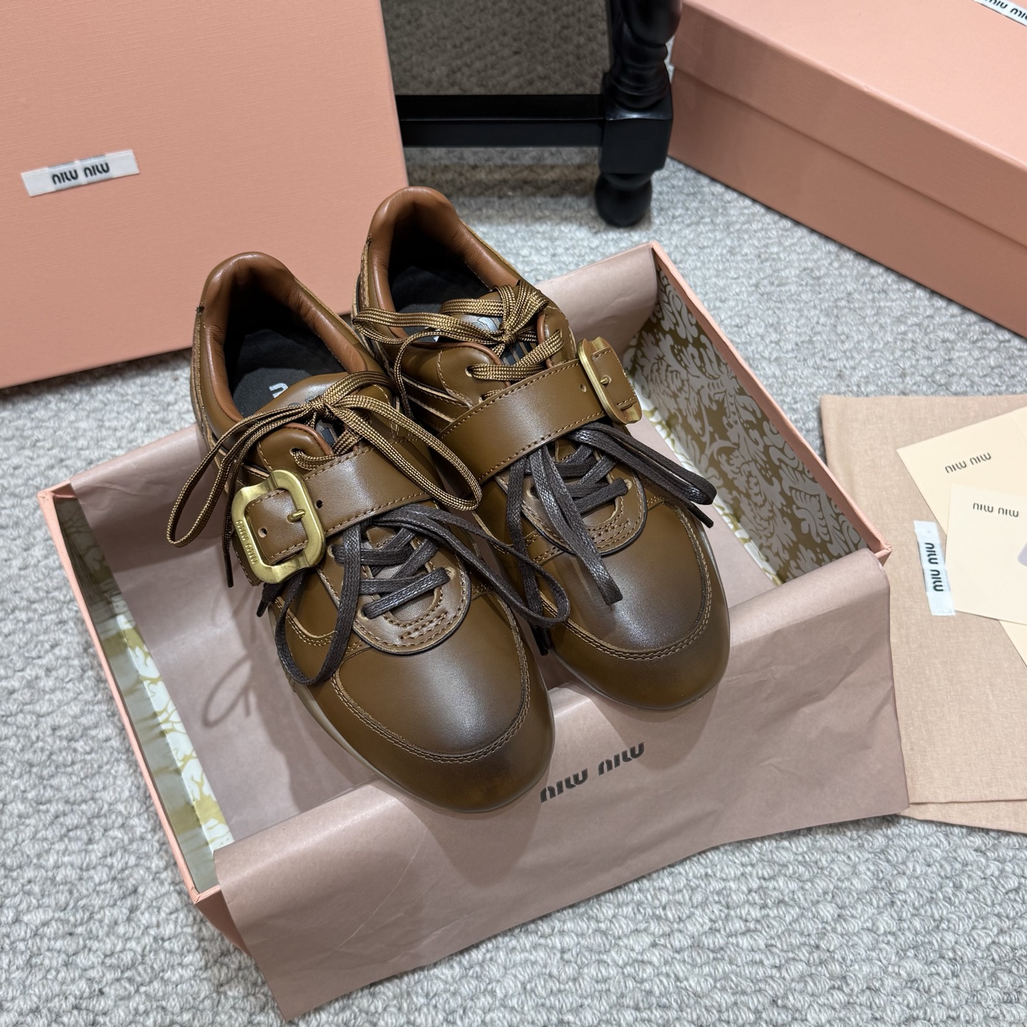 NO:790018,Retro model Miu Miu 26 spring and summer new style Miu Miu's latest catwalk moral training Casual shoes retro craftsmanship, details of this series Close-up New season trends, diverse collisions, conveying modern style ~ Look good no matter how you wear it This summer's fashionista's favorite Fabric Imported cowhide Leather lining Sheepskin Outsole Original open-molded TPU rubber sole Size35-40, Mary Jane, miumiu, mary jane, cowhide, sheepskin19860909复古款 Miu Miu 26春夏新款缪缪最新款走秀德训 休闲鞋复古工艺,这款系列的细节特写 新季的潮流此刻挚爱的概念,多元对撞,传达现代风格~ 怎么穿都好看今夏时髦精最爱 面料进口牛皮 内里羊皮 大底原版开模TPU橡胶鞋底 Size35-40,玛丽珍,miumiu,mary jane,cowhide,sheepskin,Women's Shoes