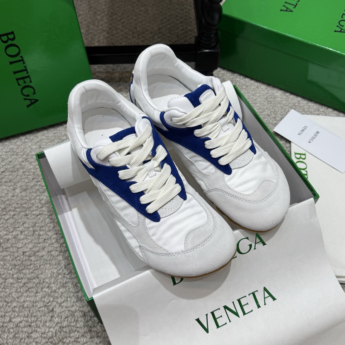 NO:790023,Casual style Bottega Veneta (BV Bottega Veneta) 2026 new OrbitFlash series retro sports shoes... Design style: Based on the retro running shoes of the 1990s, the shoe shape is flatter, streamlined, with a rounded toe, weakening the exaggerated logo, and creating a minimalist and high-end sense through splicing lines and geometric trimmings, with both sculptural texture and retro sports style.  Material technology The upper is made of lightweight nylon and covered with soft cage-like suede; the lining is lambskin, and the insole is embossed with the brand logo; the rubber outsole has brand engravings on the heel and traction pattern. Size: 35-41, casual shoes/sports shoes, bottega veneta, bottega veneta, tom ford, bottega veneta, sneakers, sheepskin, chamois leather19860909休闲款 Bottega Veneta(BV葆蝶家)2026新OrbitFlash系列复古运动鞋... 设计风格:以90年代复古跑鞋为蓝本,鞋型更扁平,流线型,鞋头圆润,弱化夸张logo,通过拼接线条和几何饰边营造极简高级感,兼具雕塑质感与复古运动风. 材质工艺鞋面以轻质尼龙为基底,覆盖柔软笼状麂皮；内衬是小羊皮,鞋垫压印品牌标志；橡胶外底鞋跟处有品牌刻纹 抓地纹路 Size:35-41码,休闲鞋/运动鞋,bottega veneta,bottega veneta,tom ford,bottega veneta,sneakers,sheepskin,chamois leather,Women's Shoes