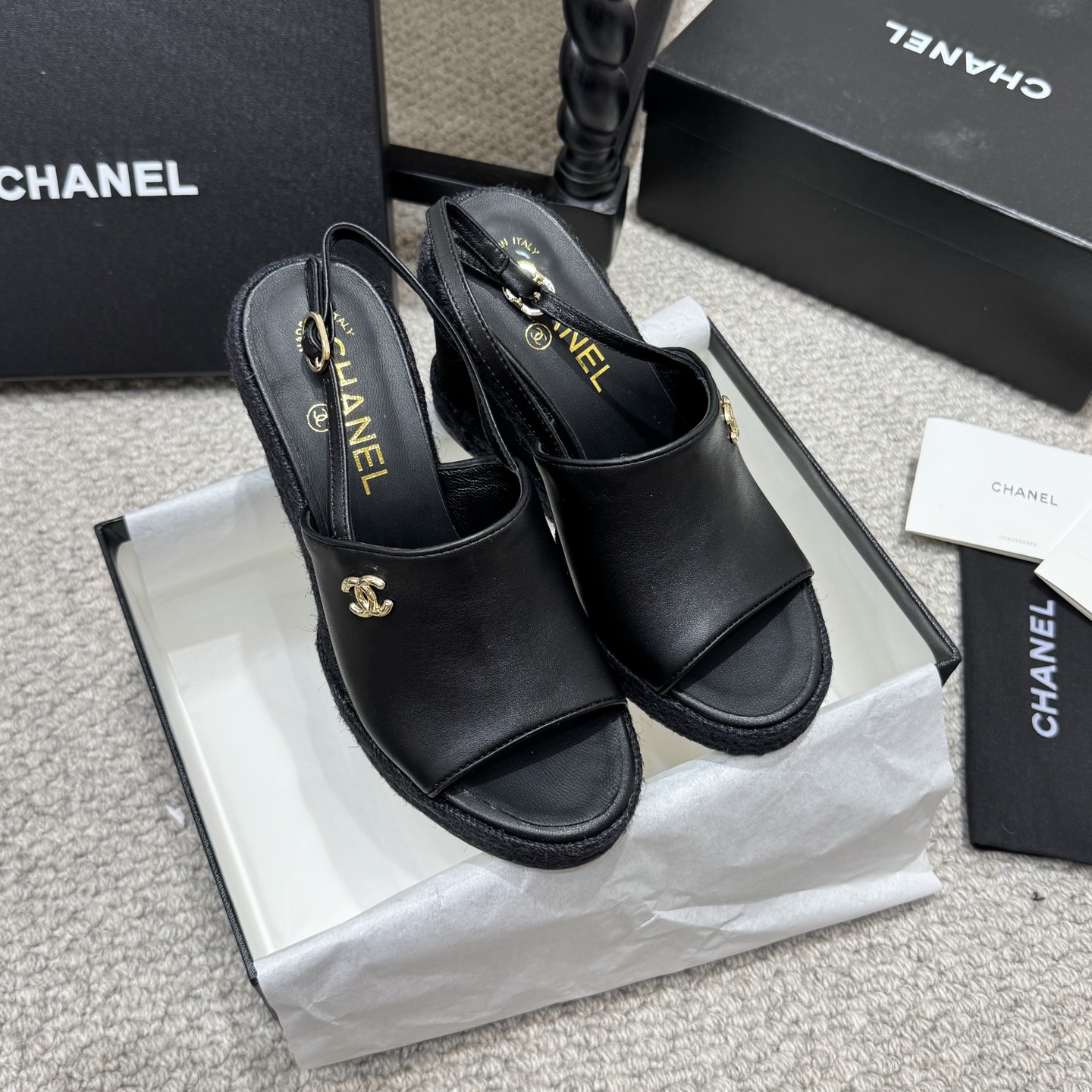 NO:790017,Wedge sandals CHANEL Xiaoxiang 26P new double C hemp rope bottom wedge fish mouth sandals... Perfectly blend French elegance with holiday style. Original fabric with hand-woven hemp rope wedge heel, natural and rustic, showing advanced craftsmanship. Classic double C metal logo embellishment on the upper, low-key engraved with high-end brand genes, fish mouth cut and neat, modify the foot shape and make the foot slimmer. Lightweight wedge heel design, comfortable and non-weighty, paired with dresses, wide-leg pants or denim shorts  Suitable for commuting, vacationing, and dating. Xiaoxiang’s exquisite style is hidden in every detail. It exudes a lazy and casual sense of luxury when walking. It is an indispensable luxury item in summer. The fabric is made of original customized materials. The lining of the toes is silk sheepskin. Italian imported genuine leather outsole Size35-41, high heels sandals, chanel, sandals, high heels, skirts, shorts, sheepskin, Leather soles19860909坡跟凉鞋 CHANEL小香26P新品双C麻绳底坡跟鱼嘴凉鞋... 将法式优雅与度假风情完美相融. 原版面料搭配手工编织麻绳坡跟 自然质朴中尽显高级匠艺. 经典双C金属徽标点缀鞋面 低调镌刻高级品牌基因 鱼嘴剪裁利落 修饰脚型更显纤细. 轻盈坡跟设计 舒适增高却无负重感 搭配连衣裙、阔腿裤或牛仔短裤 通勤、度假、约会皆可驾驭. 每一处细节都藏着小香的精致格调 步履间散发慵懒随性的高级感 是夏日不可或缺的奢雅单品. 面料采用原版定制材质 内里踮脚均为丝绸羊皮 意大利进口真皮大底 Size35-41,高跟鞋凉鞋,chanel,sandals,high heels,skirts,shorts,sheepskin,Leather soles,Women's Shoes