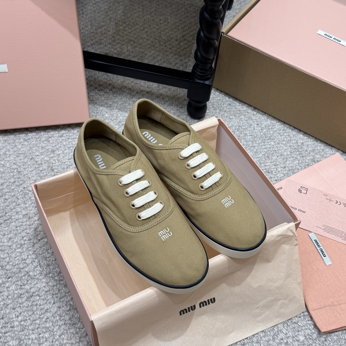 NO:790026,Casual style Miu Miu | Miu Miu lightweight and breathable canvas shoes... Miu Miu's canvas shoes have a simple design and laces, which are low-key and recognizable. The upper is made of canvas, which is light and breathable, and super comfortable to wear in summer. The rubber sole is non-slip, which is OK for daily commuting and leisure!  Versatile, you can wear it with jeans or skirts, and you can easily switch styles. Fashionable and practical, a must-have for trendy girls!  Size35-40,casual shoes/sports shoes,miumiu,sneakers,skirts,jeans19860909休闲款 Miu Miu｜ 缪缪轻便透气帆布鞋 ... Miu Miu这款帆布鞋,简约设计+系带,低调又有辨识度. 鞋面是帆布材质,轻便透气,夏天穿超舒. 橡胶鞋底防滑,日常通勤、休闲都OK！ 百搭属性,牛仔裤、裙装随便搭,轻松切换风 格.时尚实用,潮流女孩必入！ Size35-40,休闲鞋/运动鞋,miumiu,sneakers,skirts,jeans,Women's Shoes