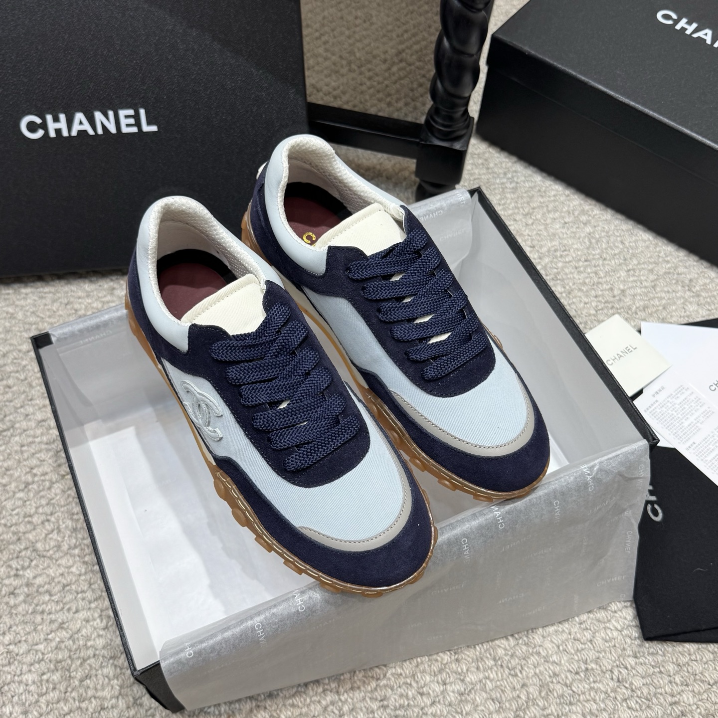 NO:790020,Moral training model Chanel Chanel 26S early spring new style lace-up and color-blocked sports shoes Forrest Gump shoes Moral training shoes directly worship the gods on the feet, the real thing is much more stunning than the picture!  The fit is super flattering and makes your feet look slimmer. It looks so handsome when you wear it, and it makes your aura full~ The soft elastic soles are non-slip and comfortable, so you won’t feel tired after wearing them for a long time, and you won’t feel stressed when you go shopping. The four high-end and durable colors are suitable for daily casual and travel wear. They look great with jeans, casual pants, skirts, and sweatshirts. Both appearance and comfort are online. Once you wear them once, you won’t want to take them off, and you won’t step into trouble if you close your eyes.  The versatile and versatile casual shoes that are a must-have for spring and summer!  Customized original rough denim suede twill upper, breathable mesh lining, original molded beanie sole Size: 35-40, casual shoes/sports shoes, chanel, chanel, sneakers, hoodie, sweatshirts, skirts, jeans19860909德训款 Chanel 香奈儿26S早春新款 系带拼接拼色运动鞋 阿甘鞋 德训鞋 上脚直接封神,实物比图片惊艳太多！ 版型超正显脚瘦,穿起来帅炸了,气场直接拉满～ 软弹豆豆鞋底防滑又舒适,久穿不累、逛街暴走完全无压力. 四个高级耐看配色,日常休闲、出游穿搭都超合适, 配牛仔裤、休闲裤、半身裙、卫衣都超好看, 颜值与舒适度双双在线, 穿过一次就不想脱,闭眼入不踩雷, 春夏必备的百搭神仙休闲鞋！ 鞋面定制原版粗牛反绒斜纹布 内里透气网面 鞋底原版开模豆豆底 Size: 35-40,休闲鞋/运动鞋,chanel,chanel,sneakers,hoodie,sweatshirts,skirts,jeans,Women's Shoes