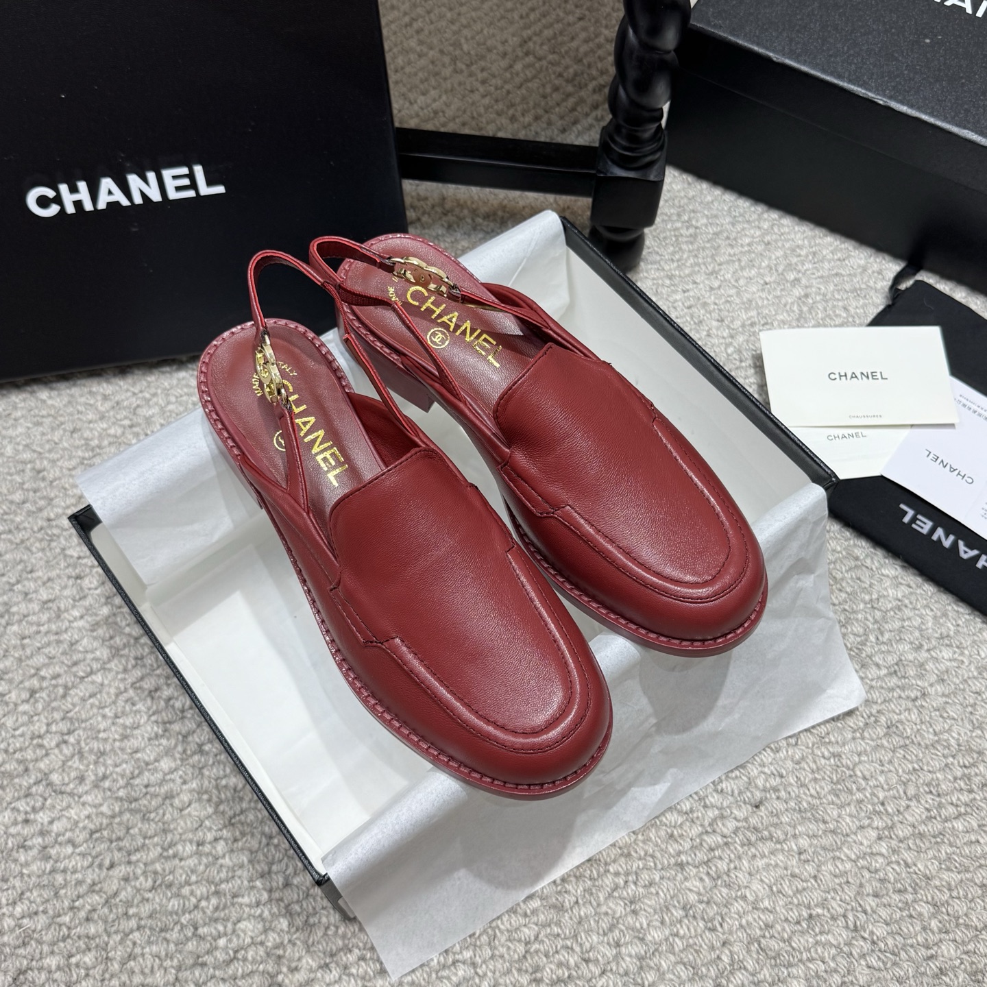 NO:786369,Hot sandals CHANEL｜Xiaoxiang 26 spring and summer C British style double C loafer sandals. Lovers of loafers must not miss this style. This style is more neutral and handsome. The double C rhinestone hardware buckle looks particularly delicate. It is easy to slip on and take off!  The upper is made of imported sheepskin, the inner foot pads are made of high-grade sheepskin, and the genuine leather outsole imported from Italy Size35-42 (customized at 41.42), loafers, sandals, chanel, loafers, sandals, sheepskin, Leather soles19860909爆款凉鞋 CHANEL｜小香26春夏C英伦风双C乐福鞋凉鞋 此款乐福鞋爱好者绝不能错过 这款气质上更中性帅气几分 双C 水钻五金扣 显得格外精致 一脚蹬 穿脱真的不要太方便！ 鞋面采用进口羊皮 内里垫脚采用高级羊皮 意大利进口真皮大底 Size35-42（41.42定做）,乐福鞋凉鞋,chanel,loafers,sandals,sheepskin,Leather soles,Women's Shoes