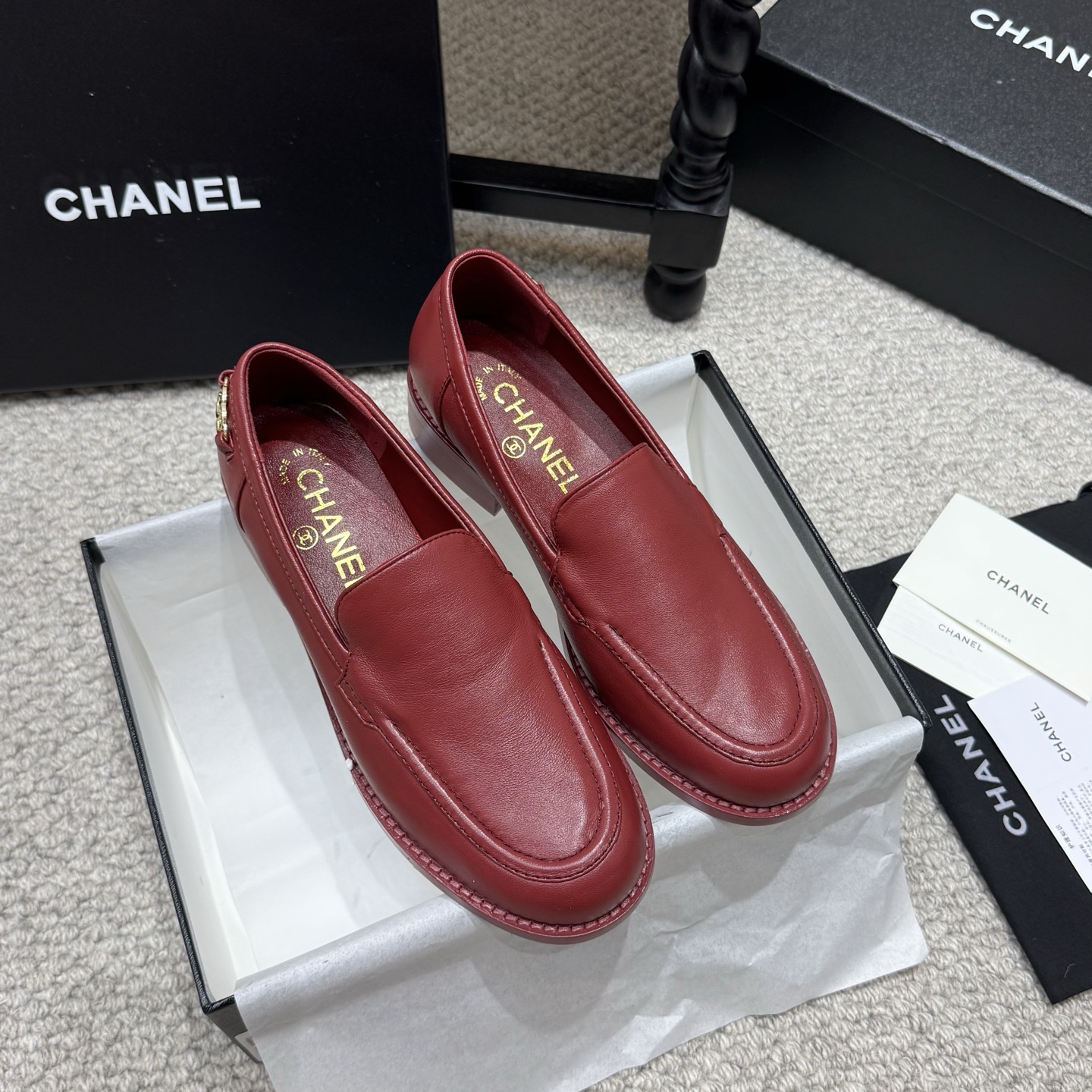 NO:786363,Popular shoes CHANEL | Xiaoxiang 26 spring and summer C British style double C loafer sandals. Lovers of loafers must not miss this style. This style is more neutral and handsome. The double C rhinestone hardware buckle looks particularly delicate. It is easy to put on and take off with one foot!  The upper is made of imported sheepskin, the inner foot pads are made of high-grade sheepskin, and the genuine leather outsole imported from Italy Size35-42 (customized at 41.42), loafers, sandals, chanel, loafers, sandals, sheepskin, Leather soles19860909爆款单鞋 CHANEL｜小香26春夏C英伦风双C乐福鞋凉鞋 此款乐福鞋爱好者绝不能错过 这款气质上更中性帅气几分 双C 水钻五金扣 显得格外精致 一脚蹬 穿脱真的不要太方便！ 鞋面采用进口羊皮 内里垫脚采用高级羊皮 意大利进口真皮大底 Size35-42(41.42定做),乐福鞋凉鞋,chanel,loafers,sandals,sheepskin,Leather soles,Women's Shoes