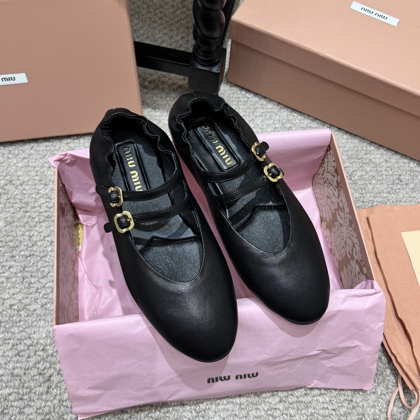 NO:781116,Mary Jane Miu Miu/Miu Miu 26WF new double-strap retro Mary Jane shoes... write the sweet and cool poems of girls in the name of retro. The classic color matching replicates the French elegance. The double thin straps are stacked on the instep and are exquisite and flexible. The adjustable design fits the foot shape. The rounded small square toe gently modifies the foot shape. The flat bottom is stable and comfortable, and you can walk freely and not tired. Paired with a pleated skirt, it is a college daughter. Paired with jeans, you can instantly become a cool girl.  Every step is at the junction of retro and fashion, which is the eternal romance in the Miu girl's shoe cabinet. The fabric is made of original customized leather, the lining and toes are all sheepskin, and the genuine leather outsole imported from Italy size 35-40, Mary Jane, miumiu, mary jane, skirts, jeans, sheepskin, Leather soles19860909玛丽珍 Miu Miu/缪缪26WF新品双带 复古玛丽珍鞋.... 以复古之名书写少女的甜酷诗篇. 经典配色复刻法式优雅. 双根细绊带叠于足背 精致灵动 可调设计贴合脚型. 圆润小方头温柔修饰脚型 平底稳当舒适 行走自在不累. 搭配百褶裙是学院千金 配牛仔裤秒变酷飒少女. 每一步都踩在复古与时髦的交界 是Miu系女孩鞋柜里的永恒浪漫. 面料采用原版定制皮料 内里踮脚均为羊皮 意大利进口真皮大底 size35-40,玛丽珍,miumiu,mary jane,skirts,jeans,sheepskin,Leather soles,Women's Shoes