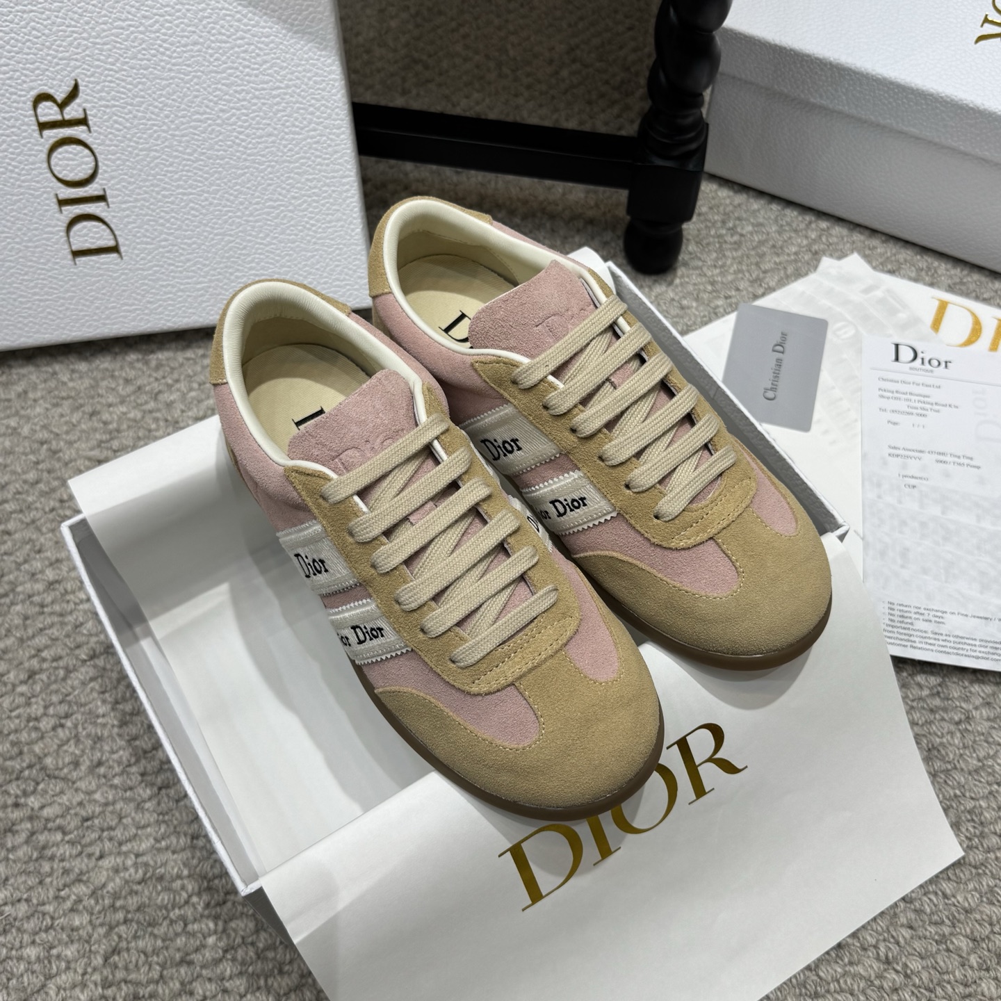 NO:786349,Casual style Dior 2026 latest casual moral training shoes, the best moral training shoes of the year, with the ultimate craftsmanship, and new ones at the counter at the same time. Every detail of the shoes is made with special care, which is quite eye-catching. The elegant splicing elements highlight the good temperament!  The classic version is upgraded with exquisite color matching, adding a casual atmosphere, and exquisite lines, which can better reflect the family-style design language. Interspersed with exquisite lines, it perfectly fits the foot shape, naturally outlines the fashionable outline, achieves a visual impact, and fully interprets a different sports style!  The fabric is made of cow suede stitching and feels comfortable on the feet. The original rubber outsole is non-slip and wear-resistant!  Size35-41 (41 customized), casual shoes/sports shoes, dior, dior, sneakers19860909休闲款 Dior 迪奥2026 最新款休闲德训鞋 年度最美德训鞋 工艺极致,同步专柜上新.鞋子的每一个细节都特别用心,相当惹眼,雅致的拼接元素,凸显不俗的气质！ 经典版型升级 精致配色,增添休闲的气息,精致的线条,无形之中能够更好体现出家族式的设计语言,穿插精致的线条 完美契合脚型,自然的勾勒出时尚的轮廓,达到视觉上的冲击效果,充分演绎不一样的运动风格！ 面料牛反绒拼接,脚感舒适,原版橡胶大底,防滑耐磨！ Size35-41（41订做）,休闲鞋/运动鞋,dior,dior,sneakers,Women's Shoes