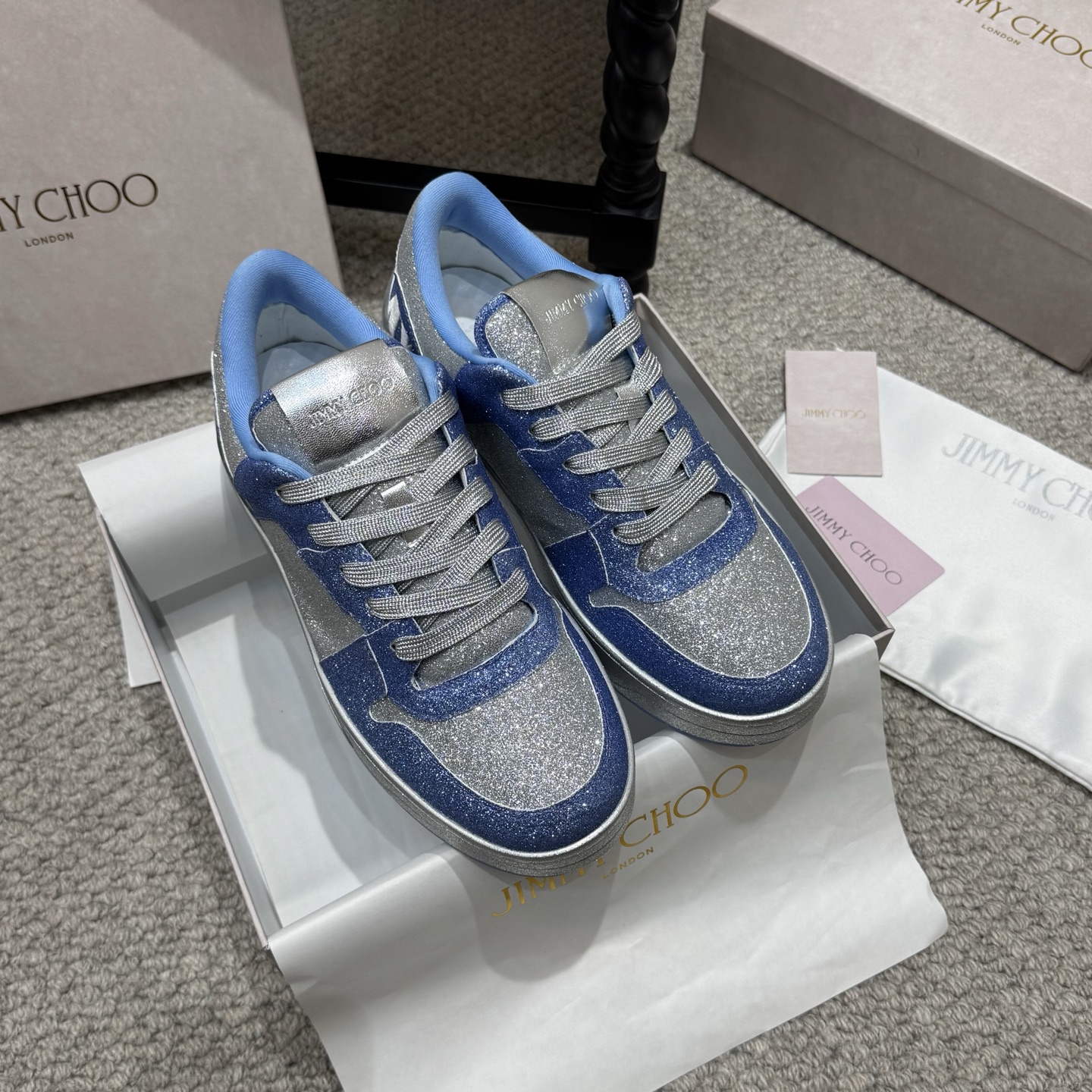 NO:782226,Celebrity couple model JIMMY CHOO 2026 new Jimmy Choo casual shoes are on sale... The original large-soled casual white shoes are designed with the latest technology, with a strong three-dimensional effect and the integration of multiple technologies, subverting fashion and super stylish! 搭配超美,原版一比一 百搭又潮流,可盐可甜！  Size女35-40. 男40-45,休闲鞋/运动鞋,jimmy choo,jimmy choo,sneakers19860909明星情侣款 JIMMY CHOO 2026新款吉米周休闲鞋发售... 原版大底休闲小白鞋,采用最新工艺设计,立体感强多种工艺融合一起,颠覆时尚,超级有型！搭配超美,原版一比一 百搭又潮流,可盐可甜！ Size女35-40. 男40-45,休闲鞋/运动鞋,jimmy choo,jimmy choo,sneakers,Women's Shoes